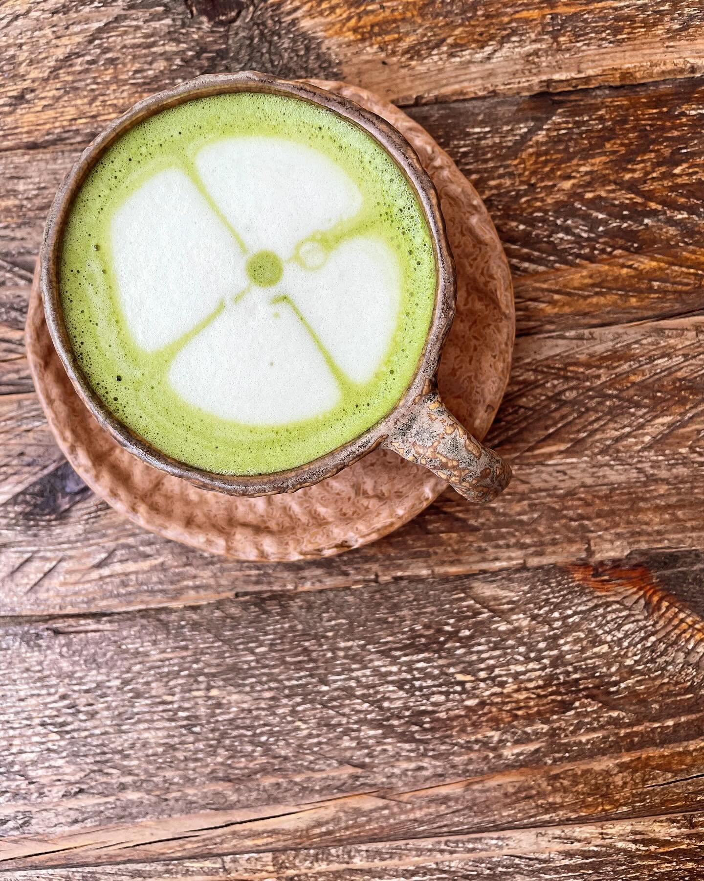 Auszeit.Energie tanken.Geniessen 🧡
Wann hast du dir das letztemal eine Auszeit vom Alltag genommen?
Tapetenwechsel hilft mir immer sehr, wieder zur Ruhe zu kommen und Kraft zu tanken. So sehr ich meine Routinen und meinen Alltag liebe, so sehr fordert es mich aber auch oft heraus!
Bewusste Pausen. Einfach mal „sein“ und nicht „müssen“ helfen mir, in meiner Energie zu bleiben, mich zu erden und nicht im Aussen zu verlieren.
Weniger ist mehr! Du bist genug & du tust genug - meine aktuellen reminder ✨
Vielleicht auch was für dich?
much love aus Barca ☀️🌴💚