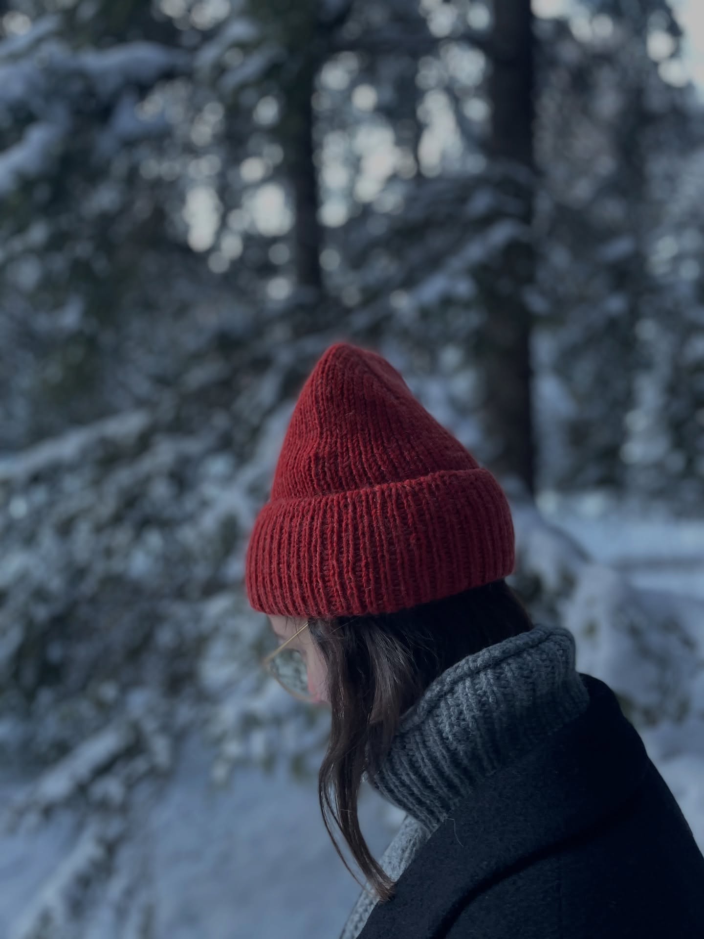 Eine rote Mütze für den Winter.
Ich wollte einen Farbtupfer, der zu all meinen schwarzen, grauen und braunen Teilen im Schrank passt – und tadaaa ✨
Es ist die #Stockholmmütze von @petiteknit geworden.
Eine klassische Anleitung mit spannenden Abnahmen.
Auch ein Klassiker ist die Wolle: Heavy Merino und Soft Silk Mohair in der Farbe Pomegranate von @knittingforolive.
Ein kleines Projekt, das bestimmt noch diesen Winter fertig wird ❤️
#fibreatelier
#knittingforolive
#petiteknit