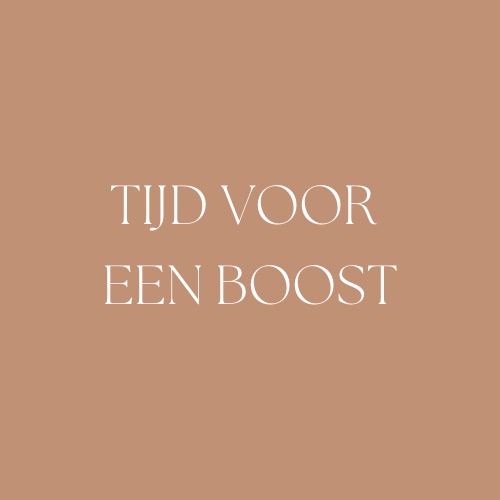 VERMOEIDE HUID & SPANNING?
De laatste tijd lees ik een boek dat mijn kijk op gezondheid en de huid echt heeft veranderd: “Lymph & Longevity” van Dr. Gerald M. Lemole, waarin de lymfestelsel als sleutel voor gezondheid en een sterk immuunsysteem wordt benadrukt. 
📍Onze lymfestelsel is één van de belangrijkste maar vaak vergeten systemen in ons lichaam. Het helpt bij het verwijderen van afvalstoffen en vocht, ondersteunt het immuunsysteem en heeft invloed op hoe fris en gezond je eruitziet. 
🤍 Daarom wil ik een mini‑ritueel met jullie delen dat je makkelijk zelf kunt doen:
🛏️ 1. Word rustig wakker
Spring niet meteen uit bed. Rek je zachtjes uit, beweeg je armen en benen en laat je lichaam rustig activeren.
🌬️ 2. Diepe ademhaling
Neem 3 keer een diepe inademing en een langzame, volledige uitademing.
Dit helpt je zenuwstelsel te kalmeren en ondersteunt de natuurlijke beweging van vocht in het lichaam.
🦶 3. Activeer de lymfeklieren
Stimuleer zachtjes de gebieden waar veel lymfeklieren zitten:
- onder de voeten
- achter de knieën
- in de liezen
- onder de oksels
👐 4. Zachte lymfedrainage voor het gezicht
Beweeg met lichte druk van het midden van het gezicht naar de oren en vervolgens langs de zijkanten van de hals richting de oksels.
✨ Dit ondersteunt de natuurlijke afvoer van vocht, vermindert spanning en kan je gezicht een frissere, meer ontspannen uitstraling geven.
☝️Het hoeft niet lang te duren: 2 tot 5 minuten is al voldoende.
Zie het als een klein ritueel voor jezelf én je huid.
🫶Kleine handelingen, groot effect!