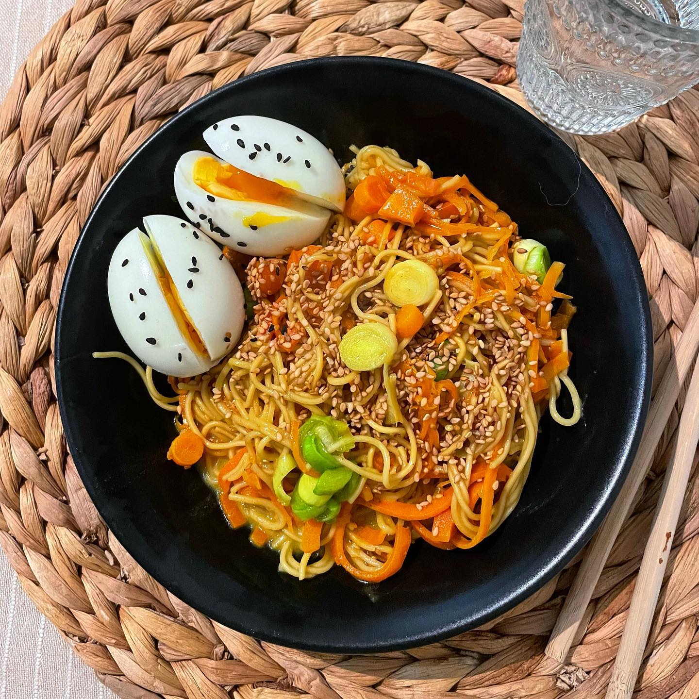 Nouilles sautées curry coco 🍝🥥
Hello,
Voici une idée de repas rapide et réconfortante pour ce soir : les nouilles sauté curry coco carotte
Pour 2 personnes
✨ Les ingrédients :
- 100g de nouilles aux œufs
- 3 carottes
- 1/2 poireau
- 200 mL de lait de coco
- 2/3 cuillères à café de curry
- 2/3 cuillères à soupe de sauce soja salée
- 4 oeufs
- Huile d’olive
✨ La méthode :
- Dans une casserole cuire 4 min les nouilles
- Découper les carottes en tagliatelle (à l’aide d’un spiralizer ou d’un économe)
- Revenir les carottes dans un filet d’huile d’olive dans une grande poêle à couvert
- Ajouter aux carottes les pâtes égoutter et les poireaux couper en morceaux et faire revenir le tout avec la sauce soja pendant 2 minutes
- Puis ajouter le lait de coco et le curry, cuire à feu doux et à couvert
- Mettre l’eau à bouillir dans une casserole pour les œufs, ajouter les œufs et cuire pendant 6 à 7 min, passer sous l’eau froide et écaler
- Dresser le plat
•
🌾 Elodie Bernard Diététicienne Nutritionniste
✨ Consultation à Angers, Jallais et à distance
🌙 17 rue de Chantilly 49000 Angers
🍋 elodieb.diet@gmail.com
🌻 hellorecettediet.fr
☀️prise rdv Doctolib
•
#recette #curry #coco #recettefacile #recettemaison #recettesimple #recetterapide #recettegourmande #recetteequilibree #manger #mangermieux #alimentation #alimentationvariée #alimentationintuitive #alimentationplaisir #plaisiralimentaire #recettevegetarienne #vegetarian #vegetarien