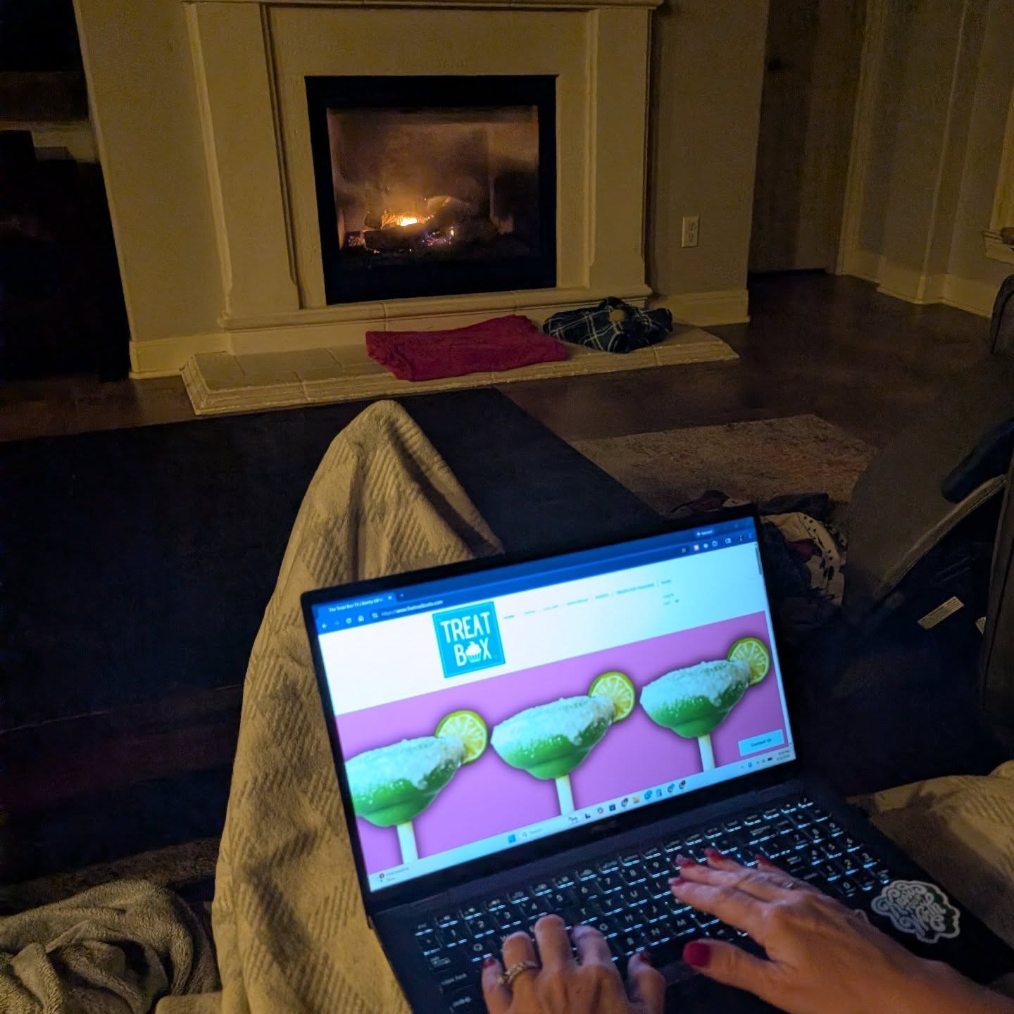 Around here, January is when we roll up our sleeves and work on all the behind-the-scenes magic that makes the rest of the year extra sweet.
Big things, fun treats, and lots of cake pops ahead!
#TheTreatBoxTX #LibertyHillTX #CakePopLovers #SweetTreats #BehindTheScenes