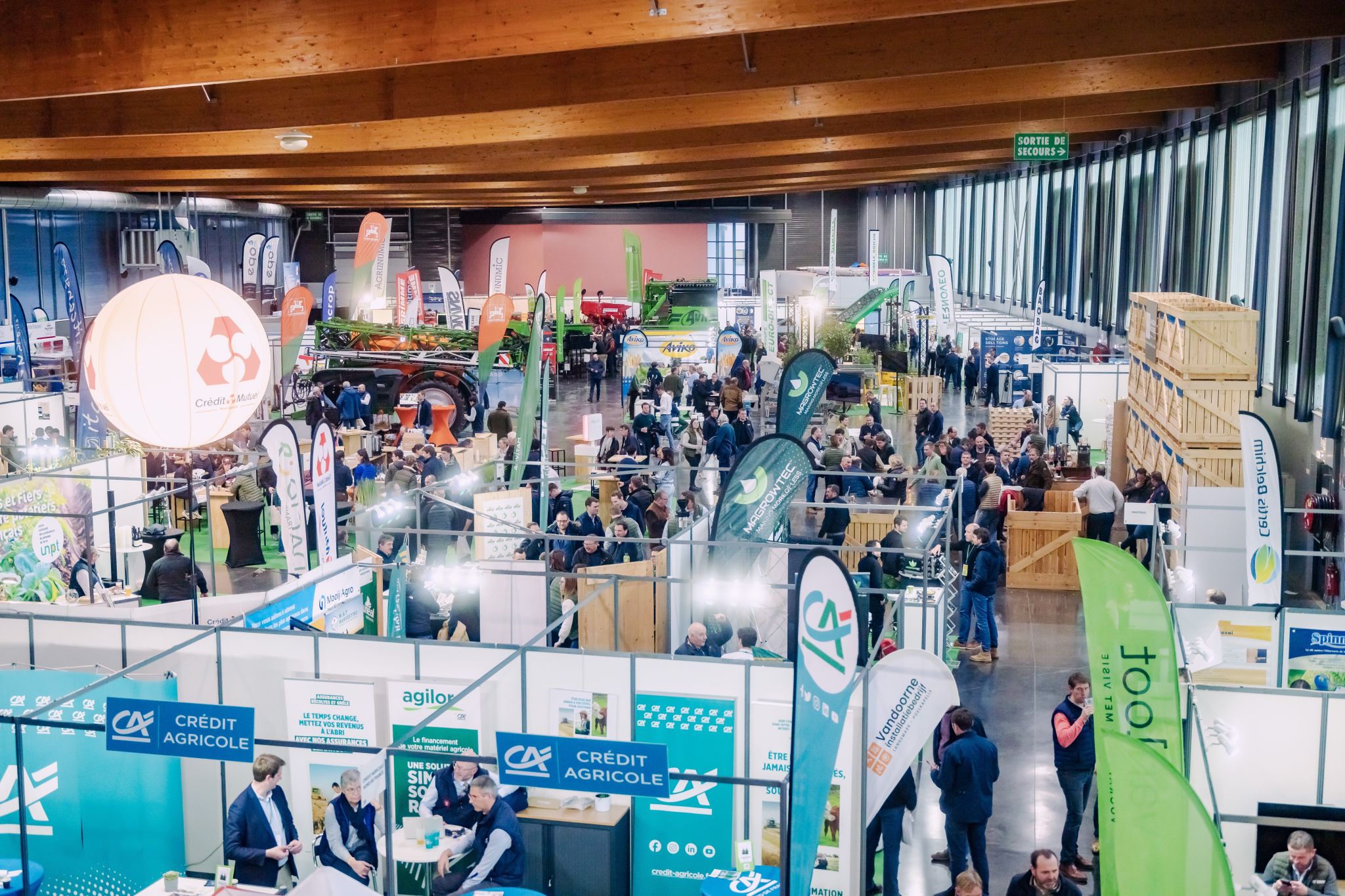 Wrapping up the 2nd edition of PRO POM’
What started as an event is now a true meeting point for the entire potato sector.
Held in Arras at Artois EXPO alongside the 20th UNPT Congress, PRO POM’ once again proved its role as a space for dialogue, exchange, and collective vision.
A few highlights:
• 2,500+ visitors in one day
• 75 exhibitors mobilised
• 4,000 m² dedicated to innovation and know-how
• A congress built around meaningful round tables and expert voices
• And a gala evening… where the potato even made it to the cocktail
Beyond the numbers, PRO POM’ is about connections: bringing together producers, technical partners, economic players, and institutions to talk directly, openly, and constructively.
Images: Rayan Boukersi