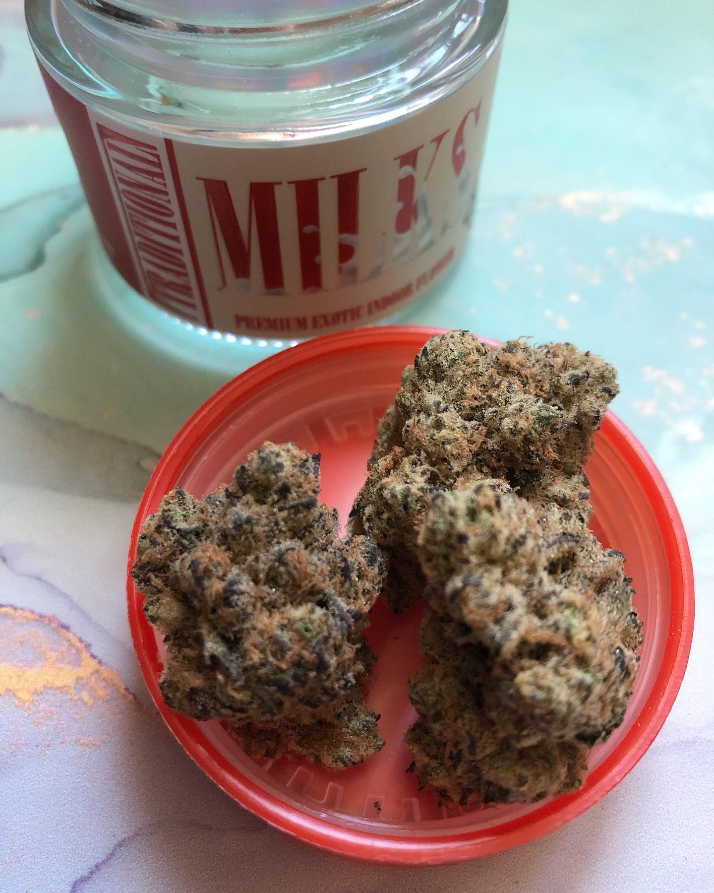 It was a true blessing smoking this BEAUTIFUL Wedding cake from the one and only @losangelestraditional Not only is this my top 2 favorite strain of all time, but also in my opinion one of the most therapeutic strains out there. Some benefits are anxiety relief, euphoria, pain relief(really softens the body) & nausea or loss of appetite. They did it SO WELL. The smell was out of this world orgasmic while the taste/high was exceptional & very true to its strain 😋💕👽 highly recommend! Keep a look out for these guys ✨🔥 #losangelestraditional #weddingcake #milks #traditional #cherrypie #girlscoutcookiesweed #cannabisculture #cannagirl #cannabis #therapeutic #plantmedicine #themarijuanamedium