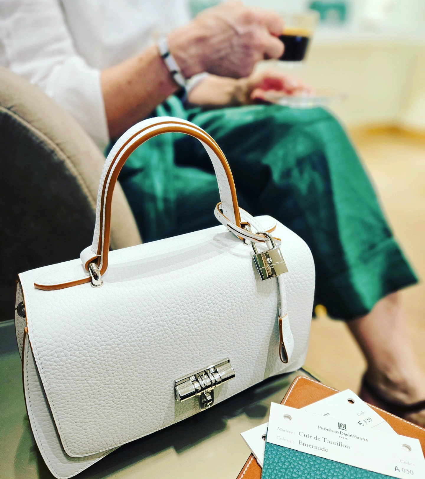 Autour d'un café, nous prendrons le temps d'imaginer votre future création.
#loquet #prouesbydavidhanna
#commandeparticuliere #specialorder #cuir #bespoke
#bespokebag #creative #leatherbag #atelier #hautemaroquinerie