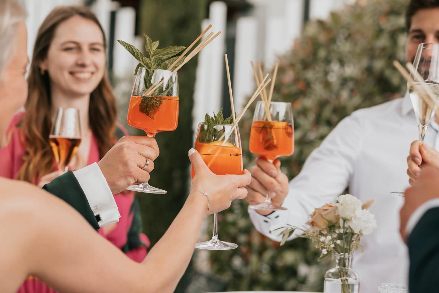 Cheers!
Meine Hochzeitssaison startete mit zwei wunderschönen Hochzeiten dieses Jahr🫶🏻
Auf ganz viele wunderschöne Momente und Erinnerung!