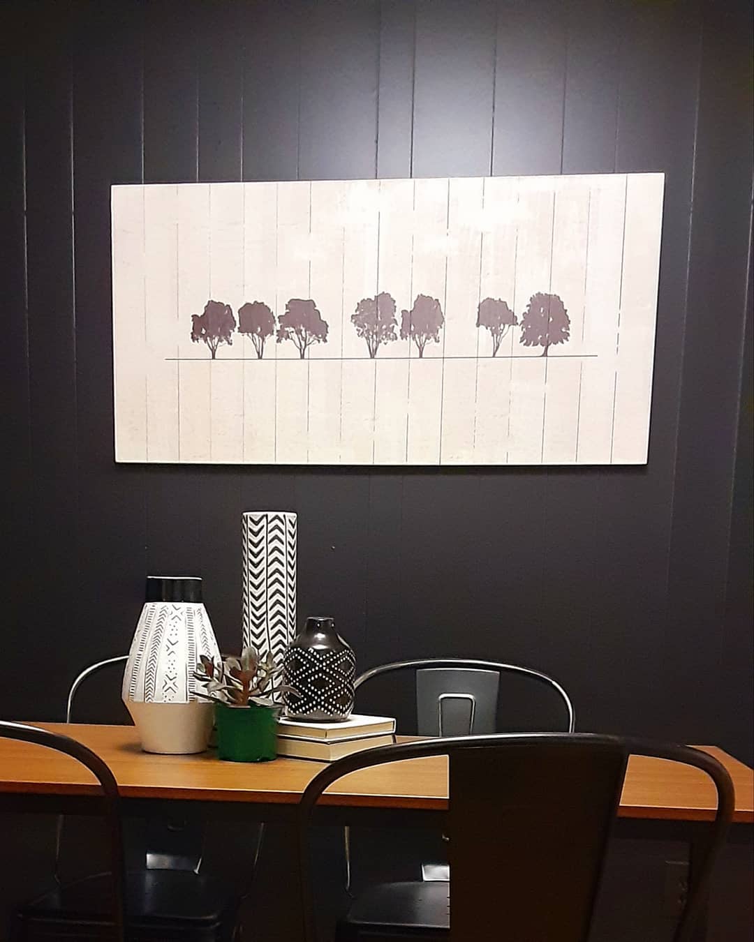 A little warm #BlackMagic for you from Sherwin Williams #SW6991. Loving how it looks in this dining room! Quickly update those outdated paneled walls with a couple coats of paint. It's a #gamechanger and helps to save on costs!
.
.
.
.
.
#stagingworks #stlrealestate #stlinteriordesign #forsale #newlisting #florissantmo #homestagingtips @sherwinwilliams