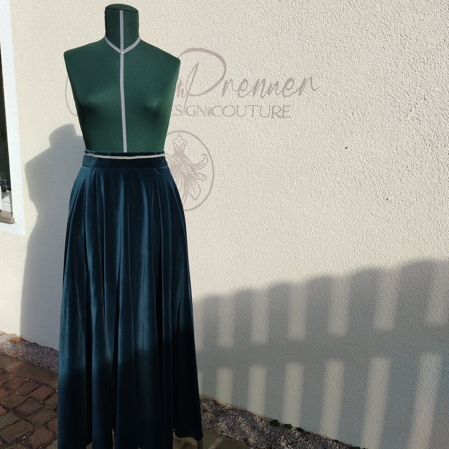 Wunderschöner Samtrock für den Winter😍
.
.
.
#selfmade #design #sobeautiful #tailorwork #style