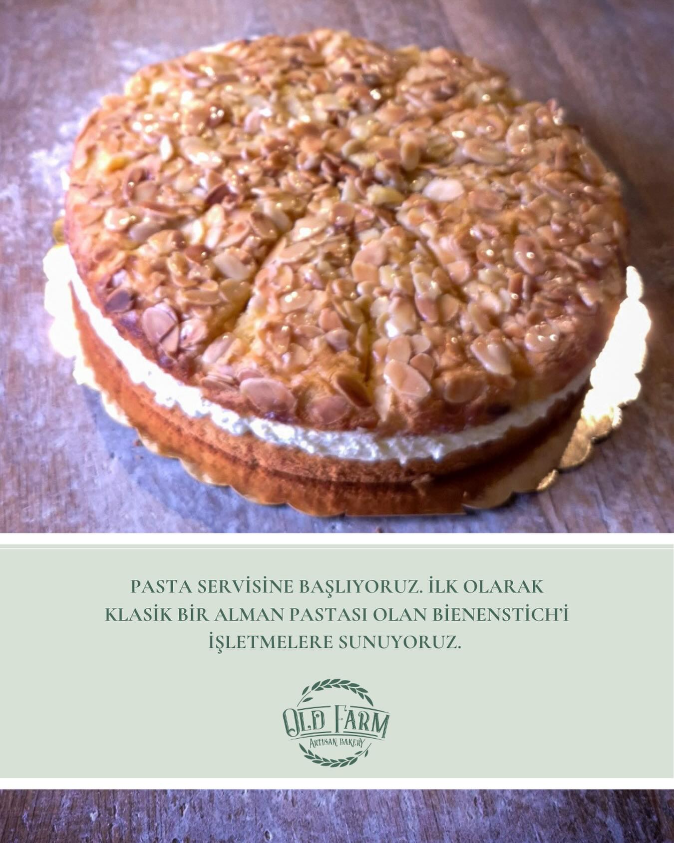 Bugüne kadar en yüksek kalitedeki artizan ekmeklerimizle tanındık.
Un, zaman ve emekle kurduğumuz bu yolculukta, üretimin ruhuna sadık kaldık.
Şimdi ise bu ustalığı, pasta servisiyle bir adım ileri taşıyoruz.
Old Farm Bakery artık işletmelere özel pasta servisi sunuyor.
Ekmekte benimsediğimiz aynı yaklaşımı;
doğal malzemeyi, dengeli tarifleri ve sabırla hazırlanan reçeteleri
bu kez pastacılığa uyarladık.
Başlangıcımız ise klasiklerden geliyor:
Bienenstich.
Alman mutfağının zamansız lezzeti;
karamelize bademi, yumuşak kek dokusu ve hafif kremasıyla
Old Farm Bakery yorumuyla sofralara geliyor.
Pastalarımız;
– Günlük ve taze üretilir
– Katkı maddesi kullanılmaz
– El yapımıdır
– İşletmelerin menü yapısına ve konseptine uyum sağlayacak şekilde hazırlanır.
Kafeler, restoranlar ve seçkin işletmeler için;
misafirlerinize güvenle sunabileceğiniz,
lezzeti kadar hikâyesi olan tatlılar üretiyoruz.
Old Farm Bakery
Ekmekten gelen ustalıkla,
şimdi pastada da aynı özenle.
İşletmelere özel pasta servisi için bizimle iletişime geçebilirsiniz.
☎️ 0532 234 70 43
