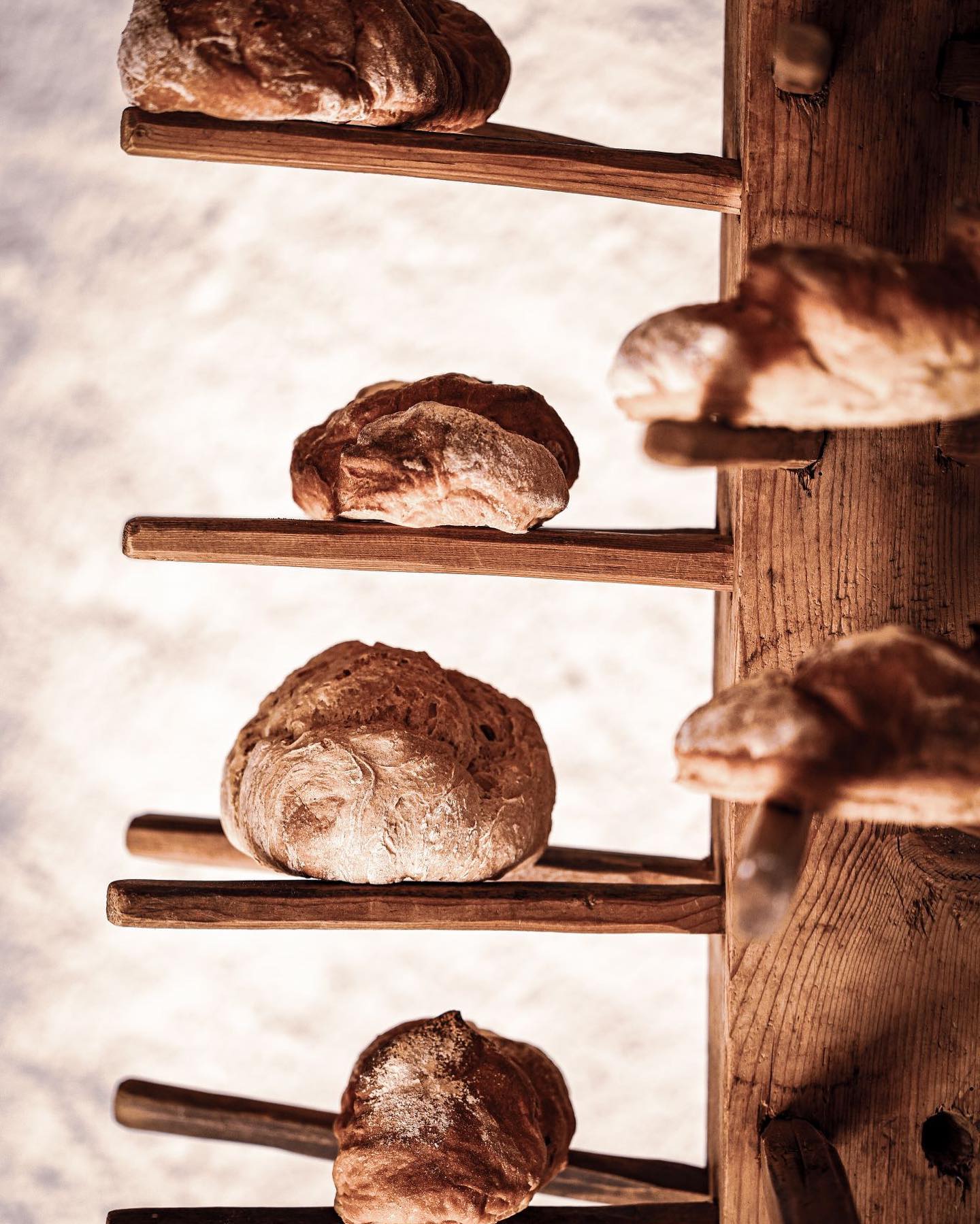 heute gibt es wieder frisches Brot und Zöpfe aus dem „Bachhüüschi“🥖🍞🏠. #nutlihüschi#heimatmuseum#regional#heimatliebe#walserkultur#frischesbrot#holzofen#backen#selbstgemacht#klosters#prättigau#graubünden#foto@hus.gmachts