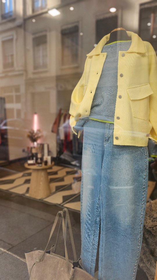 💛 Come back sur le sondage couleurs ...
La couleur de la veste Merina est bien un jaune froid !
Merci à tous pour vos reponses 😉
🌟 La colorimétrie une methode basée sur les couleurs chaudes et froides. Certaines te donnent bonne mine d'autres non .
✨️ Un rdv colorimétrie ?
📍Apparence 32 rue Ney Lyon6
☎️ whatsapp 06 16 57 46 94
Belle soirée
#colorimetrie #lyon #apparenceavantapres