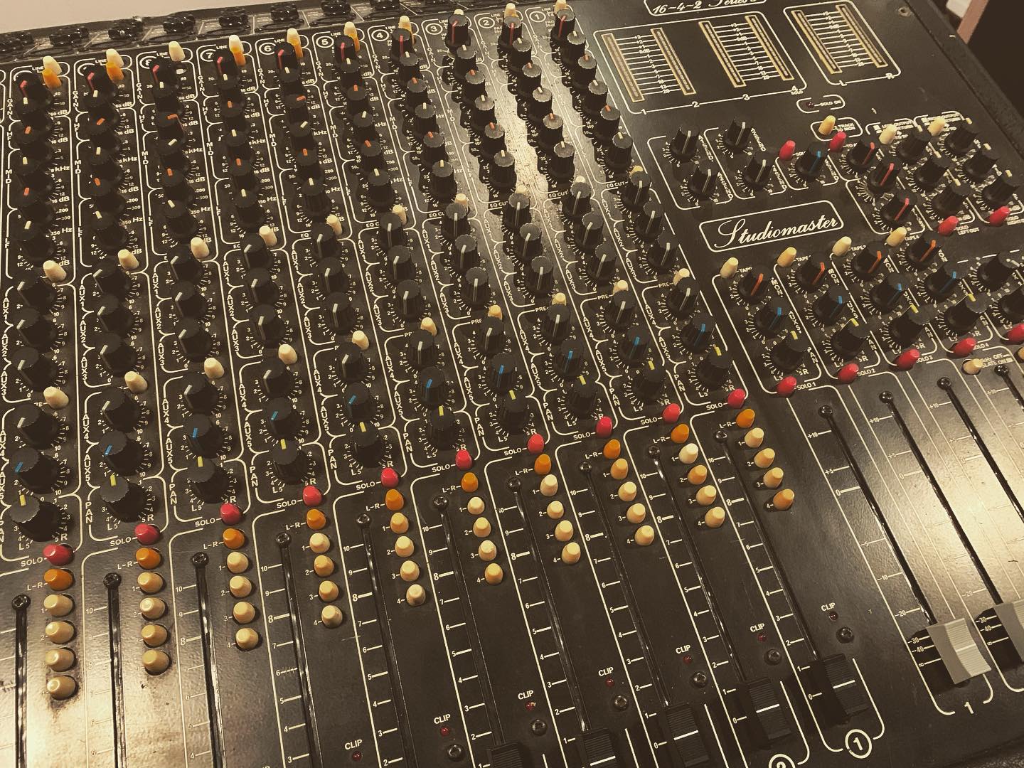 Giving this old thing a clean out 🧹
.
.
.
#recordingstudio #recording #musicstudio #studiolife #mixing #gear #vintage #80s