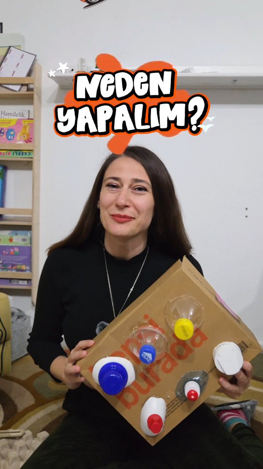 Neden oyuncak yerine bebekler bu tarz etkinliklerle oynuyorlar biliyor musunuz?
Bizi gün içerisinde kaç kere farklı kapak açarken görüyorlar bir düşünün 🤔 Günlük hayata dahil olmak istiyor, bizim yaptıklarımızı yapmak istiyorlar. Çünkü bebekler taklitle öğrenirler. Her zaman taklit etme eğilimindeler. Bir oyuncaktansa yaptığımız bu etkinliğin daha uzun süre dikkat çekmesinin sebebi işte tam olarak budur.
5 dakikada hazır, defalarca oynanıyor ve bebeğimizin gelişimini destekliyor daha ne olsun 😍
Görünen Markalara mecburi reklam diyelim. Herhangi bir işbirliği yoktur
.
.
#merihbebek #annebebek #bebek #bebekgelişimi bebeketkinlikleri bebek oyunları. 1 yaş bebek etkinlikleri
Merih 13 Aylık #bebeketkinlikleri