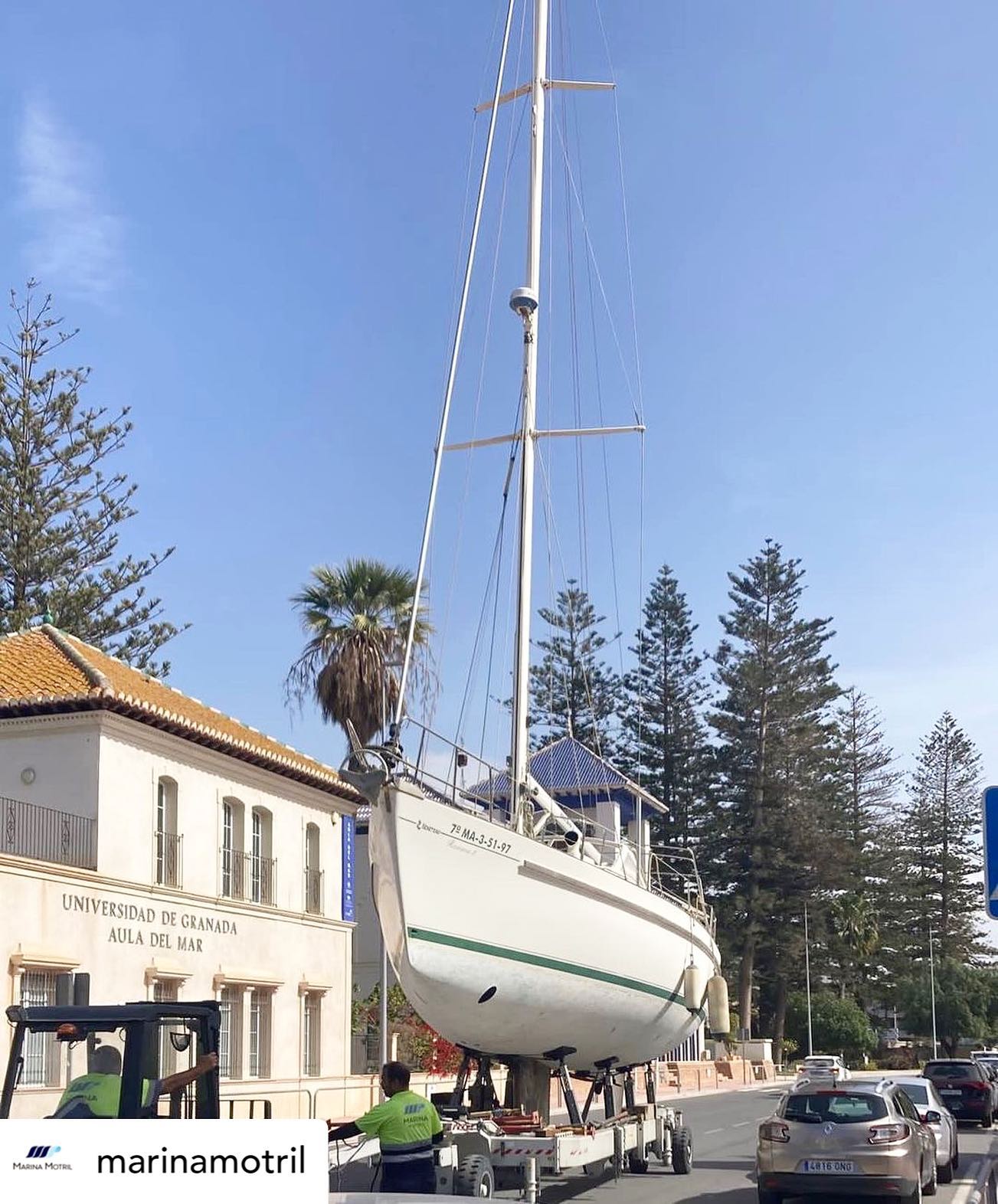Sailing boats on towable trailers? Why not? 😎 #goodmorning #sailing #yachts #spain #pulledtrailer #ontheroad #readytogo #madeinitaly #altoservice