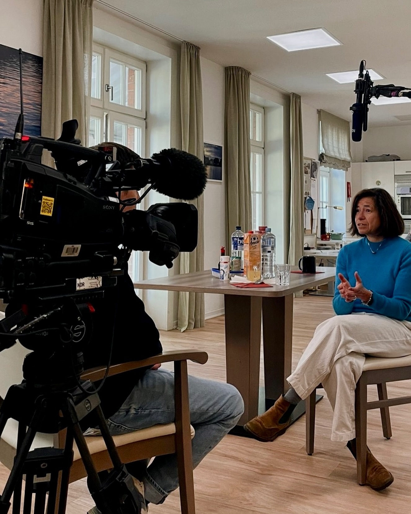 Haus für morgen heute im ARD Mittags Magazin am Welt-Schlaganfalltag- ihr findet den Link zum Beitrag in der ARD Mediathek jetzt in unserer Bio! 💛
Schlaganfall – das betrifft doch nur ältere Menschen?
Weit gefehlt! Am heutigen Welt-Schlaganfalltag zeigt das ARD Mittags Magazin in einem Beitrag, dass das Thema Schlaganfall keine Altersgrenze kennt und wie Barbara Wentzel mit dem Haus für morgen ein zu Hause für Schlaganfall betroffene Menschen geschaffen hat.
Tatsächlich ereignen sich ca. 15 % aller Schlaganfälle bei Menschen unter 55 Jahren – das sind in Deutschland jedes Jahr rund 30.000 sogenannte juvenile Schlaganfälle.
#hausfürmorgen #hfm #supporthfm #schlaganfall #weltschlaganfalltag