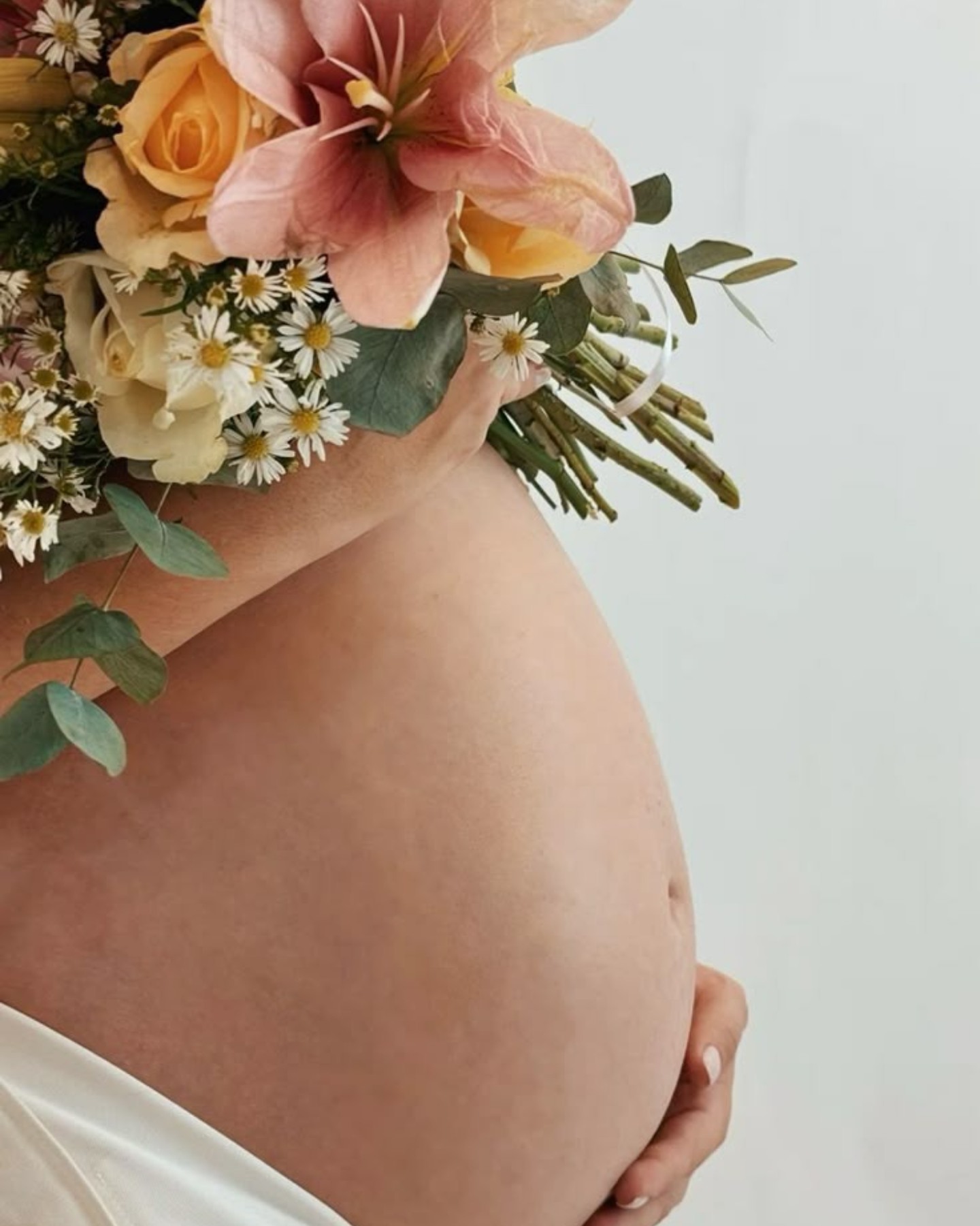 Et si on offrait à la future maman… un vrai moment de reconnexion ? 👩🍼💞
Dans le tumulte des transformations qu’impose la grossesse, il existe un espace doux, suspendu, pour se poser… respirer… et sentir.
Le massage prénatal, pratiqué à partir du 4e mois de grossesse, est bien plus qu’un simple soin.
C’est un rituel de présence, un geste d’amour envers soi, mais aussi envers ce petit être qui grandit en secret.
💆♀️ Une heure pour apaiser les tensions du dos, calmer les troubles digestifs, alléger les jambes lourdes…
🌀 Une heure pour laisser couler l’ocytocine, cette hormone du bonheur qui berce maman et bébé d’un cocon de bien-être.
👶 Une heure où bébé, déjà sensible aux sons et aux caresses, ressent chaque vibration d’amour à travers le toucher.
Dans ce monde qui va toujours trop vite, offrir un massage prénatal, c’est offrir une pause sacrée à deux âmes qui se découvrent.
Un soin pour le corps, un cadeau pour le cœur.
🩷 Réserve ton moment de douceur ! Contacte moi en MP ou par email à lecoconurbain@gmail.com
#massageprenatal #femmeenceinte #grossesse #futuremaman #maman #massagebebe #ocytocine #rituelgrossesse #spaenceinte #momtobe #strasbourg #enceinte #maternite