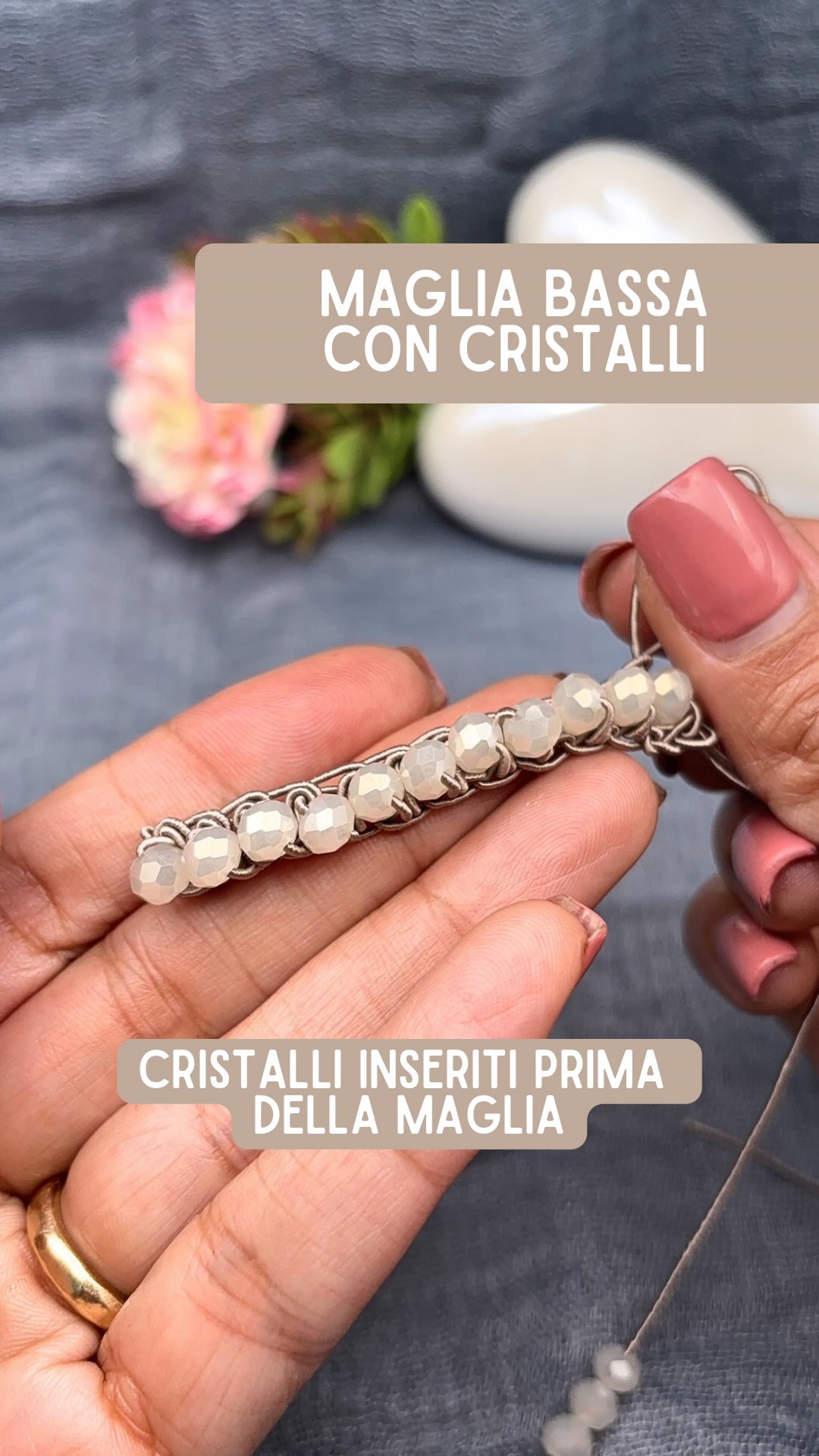 Come inserire i cristalli
METODO 1 - prima di eseguire la maglia bassa
Per inserire i cristalli, mentre si procede con la lavorazione che stiamo facendo, ci sono vari metodi.
Questo é il primo metodo:
▶️ far scorrere il cristallo verso il lavoro
poi
▶️ fare 1 maglia bassa nella maglia di base
I cristalli si posizioneranno come nel video!
Vi via vi farò vedere i vari metodi di inserimento😘
#crochet #uncinetto #gioiellotessile #tonbonbijoux #filieforme
