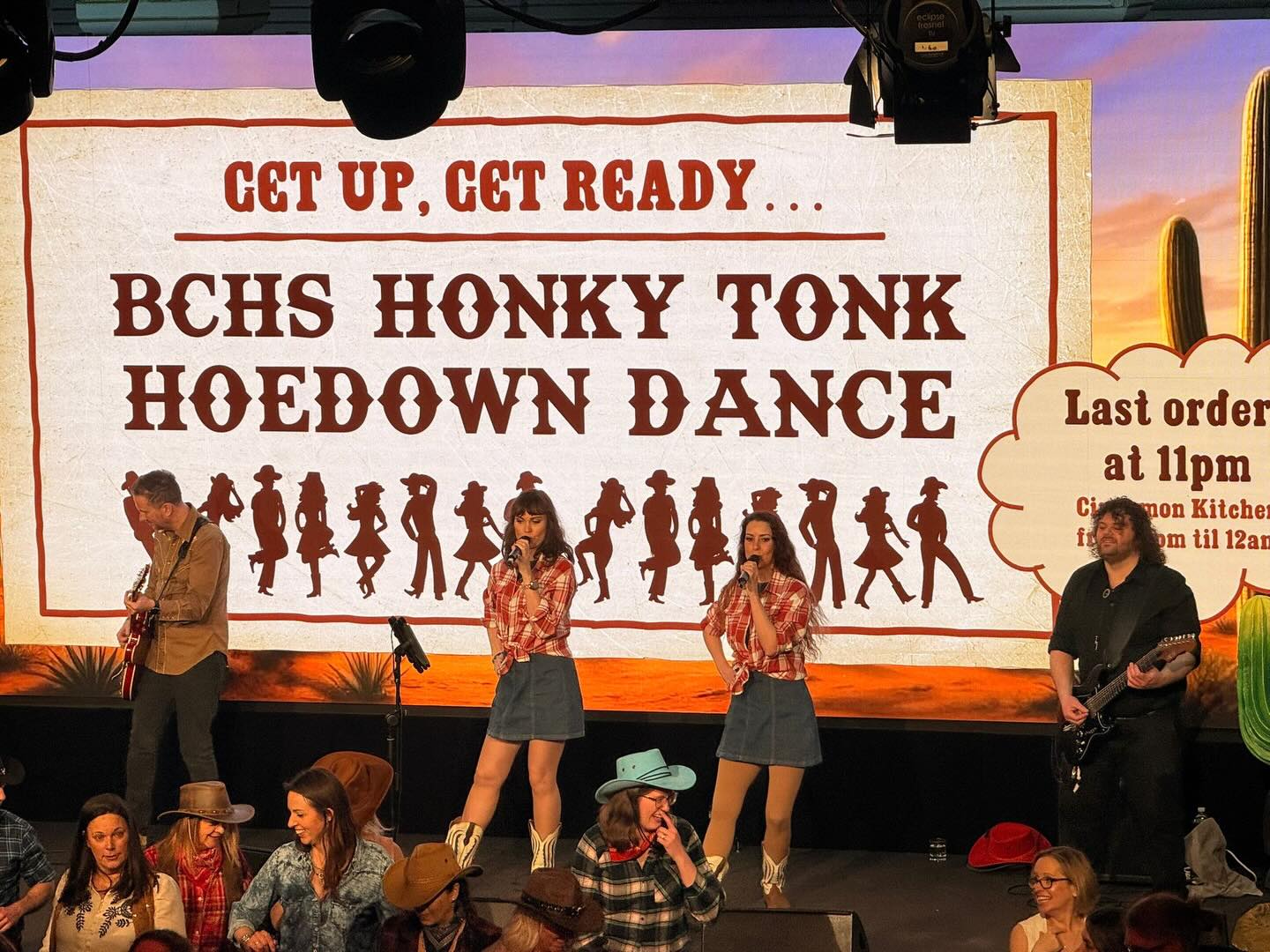 Little pic from Thursday night.
Back on it tonight in Camberley at @pine_ridge_gc
Looking forward to a fun line dancing country event.
#countrybanduk #ukcountrymusic #countryband #corporateband #honkytonkangels