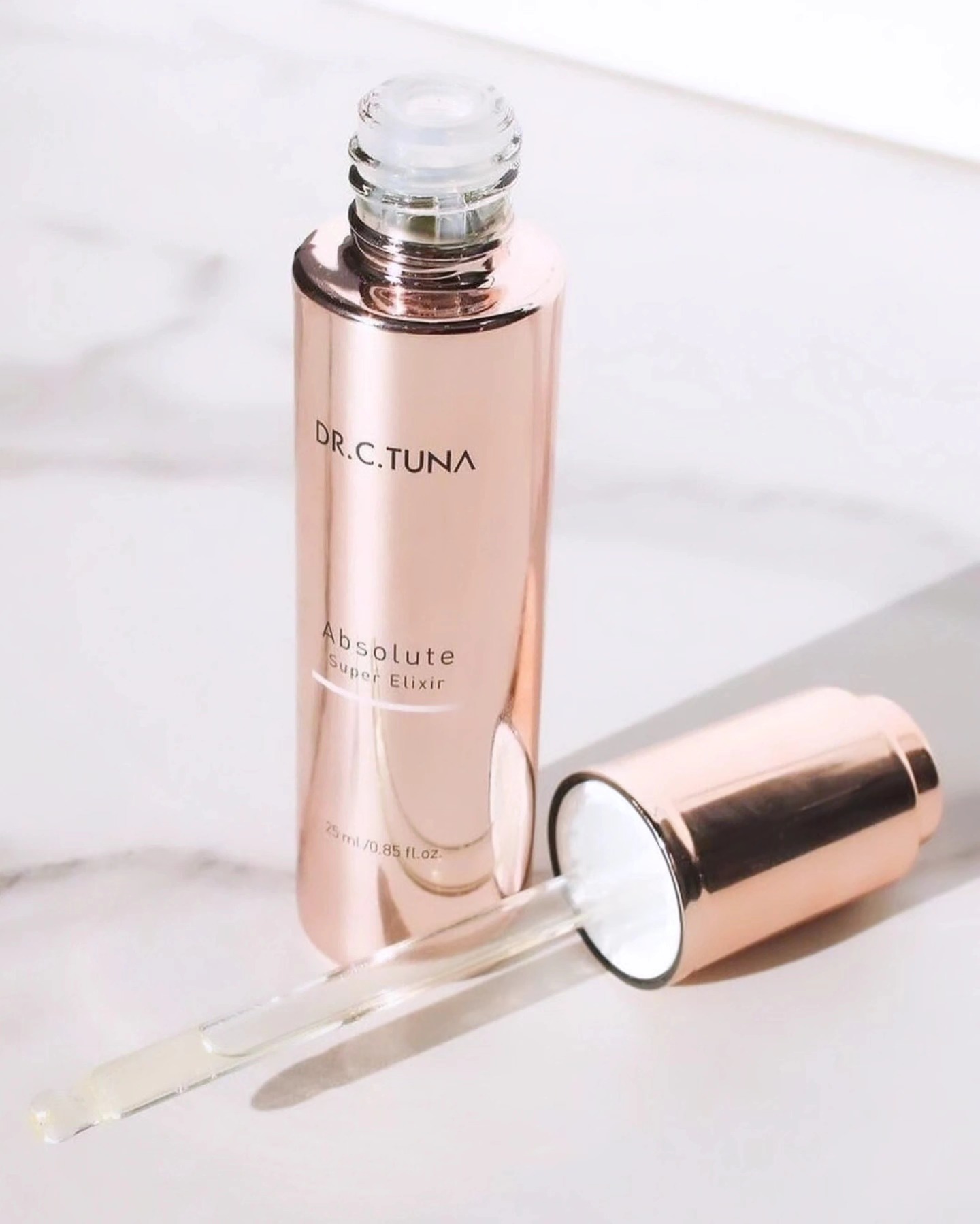 UNE NOUVELLE PÉPITE ✨ ✨
EN PLEIN TEST mais je peux déjà vous livrer mes 1eres impressions
▪️
Un concentré d'huiles précieuses pour
VOS CHEVEUX
VOTRE VISAGE
ET VOTRE CORPS
▪️
Cet Elixir est vraiment Tip Top le fait d'être aux utilisations multiples, idéal pour les voyageuses ✈️
ou ceux qui ne veulent pas avoir X et X produits dans la Salle de bain (une eco-consommation en pleine conscience)
▪️
Actuellement en plein test, mais il va rejoindre ma mallette pro sous peu 🤗
Je valide l'utilisation avant brushing
Je valide l'utilisation avant makeup
Je valide l'utilisation masque de nuit
✨✨ SI ce SUPER ELIXIR te fait de l'œil, je t'explique comment l'utiliser avec mon Expertise et Connaissances Professionnels
💋 Je suis Audrey ELP Experte en Beauté et Cosmétique depuis plus de 20 ans...
💋 Je suis Coiffeuse Maquilleuse Spécialisée en Évènementiel et Morpholospycologie
💋 J'ai la chance de pouvoir vous accompagner pour vos plus beaux événements, mais pas que...
Et je vous accompagne également en ligne avec mes Services Complémentaires
-> COURS DE MAQUILLAGE | ROUTINES COSMÉTIQUE | ...
.
.
BREF TU VEUX PLUS D'INFO je suis dispo
.
.
#AudreyElP #ConsultanteEnImage #ExperteBeautéEtCosmétique #VotreStylisteBeauté #ShoppingBeauté #HairAndMakeUpArtist
#France #Belgique #Europe