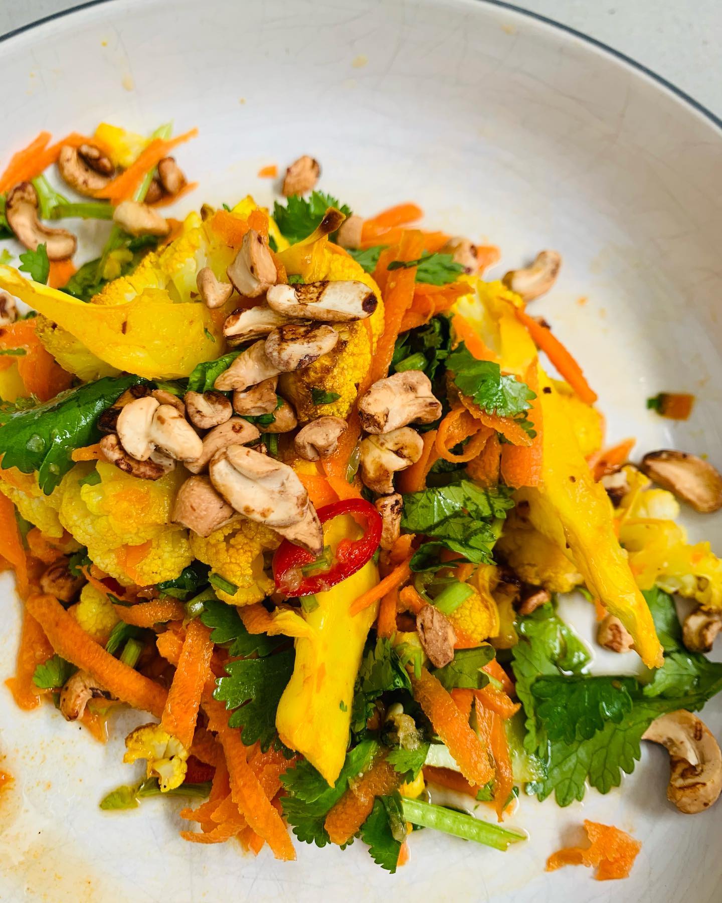 Super yum roasted turmeric cauliflower salad with crunchy carrot, coriander, cashews and super spicy ginger dressing….the perfect covid meal!!!
Dressing:
20ml lime
40ml fish sauce
40ml rice wine vinegar
1tbsp castor sugar
2 tablespoon ginger
1 grated garlic
Shallot optional
#covidcooking #plantbasedperth #feelgoodperth #perthisbest #feedmeperth #pertheats #plantsbasedwa