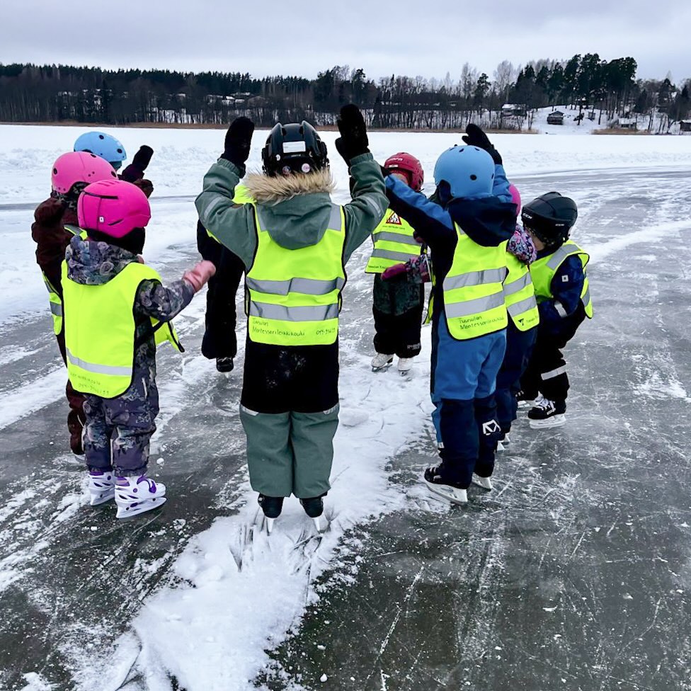 Upeat talvikelit ovat jatkuneet ja olemme saaneet nauttia ulkoilusta sekä kaikista niistä mahdollisuuksista, joita tämä hieno talvi tarjoaa ❄️
Jäällä on koettu talviliikunnan riemua. Jokainen on saanut harjoitella luistelun perustaitoja oman innostuksensa ja taitotasonsa mukaisesti ⛸️✨
#montessori #talviliikunta #tuusula #lastenliikunta #varhaiskasvatus