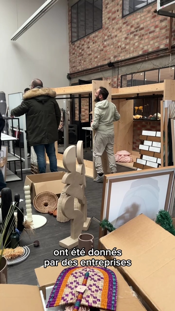 Des projets comme ça pour un territoire plus solidaire 🫶
La Soufflerie a fermé, alors c'était l'occasion d'une dernière Boutique Solidaire un peu spéciale !
La Boutique Solidaire, c'est quand on redistribue les vêtements du Vestiaire Solidaire ainsi que du mobilier, de la décoration, de l'électroménager... offert par les entreprises du territoire ❤️
Toute la semaine, nous avons ouvert la Soufflerie afin de permettre à de nombreuses personnes de récupérer des dons répondant à leurs besoins.
Au total, 28 associations et une vingtaine de particuliers ont pu profiter de cette générosité, pour la répandre à leur tour ! En voilà un cercle vertueux qui fait du bien à tous 🤗
Aujourd'hui, faute d'espace, le Vestiaire Solidaire doit s'arrêter pour se réinventer. Mais des besoins comme ça, il y en a toujours, et un tel projet est nécessaire pour le territoire !
On a besoin de vous ! Sans entrepôt, comment pourrait-on faire revivre le Vestiaire autrement ? On compte sur vos bonnes idées 🙌