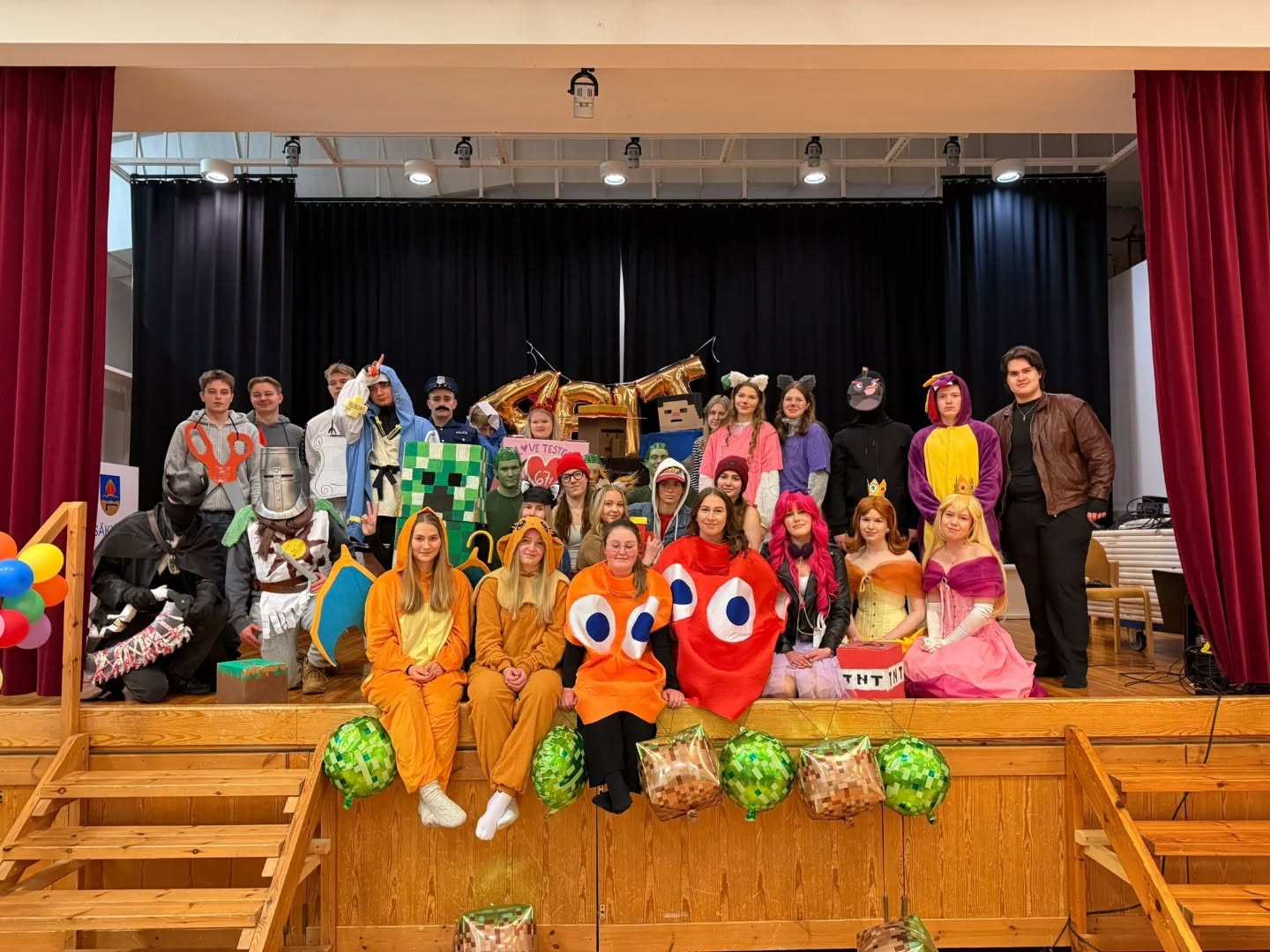 Tänään abeilla oli penkkarit🤩 Teemana oli pelit ja myös luokkia ja käytäviä oli koristeltu sen mukaisesti😻 Abishowssa kuultiin lauluja, nähtiin opeista tehtyjä pilavideoita ja opettajat ottivat mittaa toisistaan Kahootissa ja Just Dance -pelissä💃🏼 Ohjelma päättyi lahjojen jakoon opettajille, jossa mm. Anssi sai lipun varustettuna omalla naamallaan🤭 Päivä huipentui abien penkkariajeluun, josta jokaiselle riitti varmasti karkkia🍬🍭 Kiitos myös ryhmänohjaajille menneistä kimpuista💐@kukkalillukka