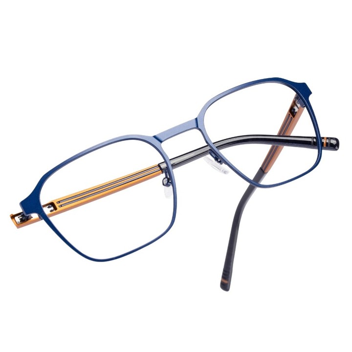 The quintessential men's product, Ludvika by @morel_eyewear_official surprises with both its lightweight design and the quality of its finishes, shared between stainless steel and aluminum.
More than just a design element, the patented hinge offers unique
comfort. Without screws of welding, it takes advantage of two naturally flexbile stainless-steel hooks, providing the wearer with a
comfortable over-opening without any resistance.👓