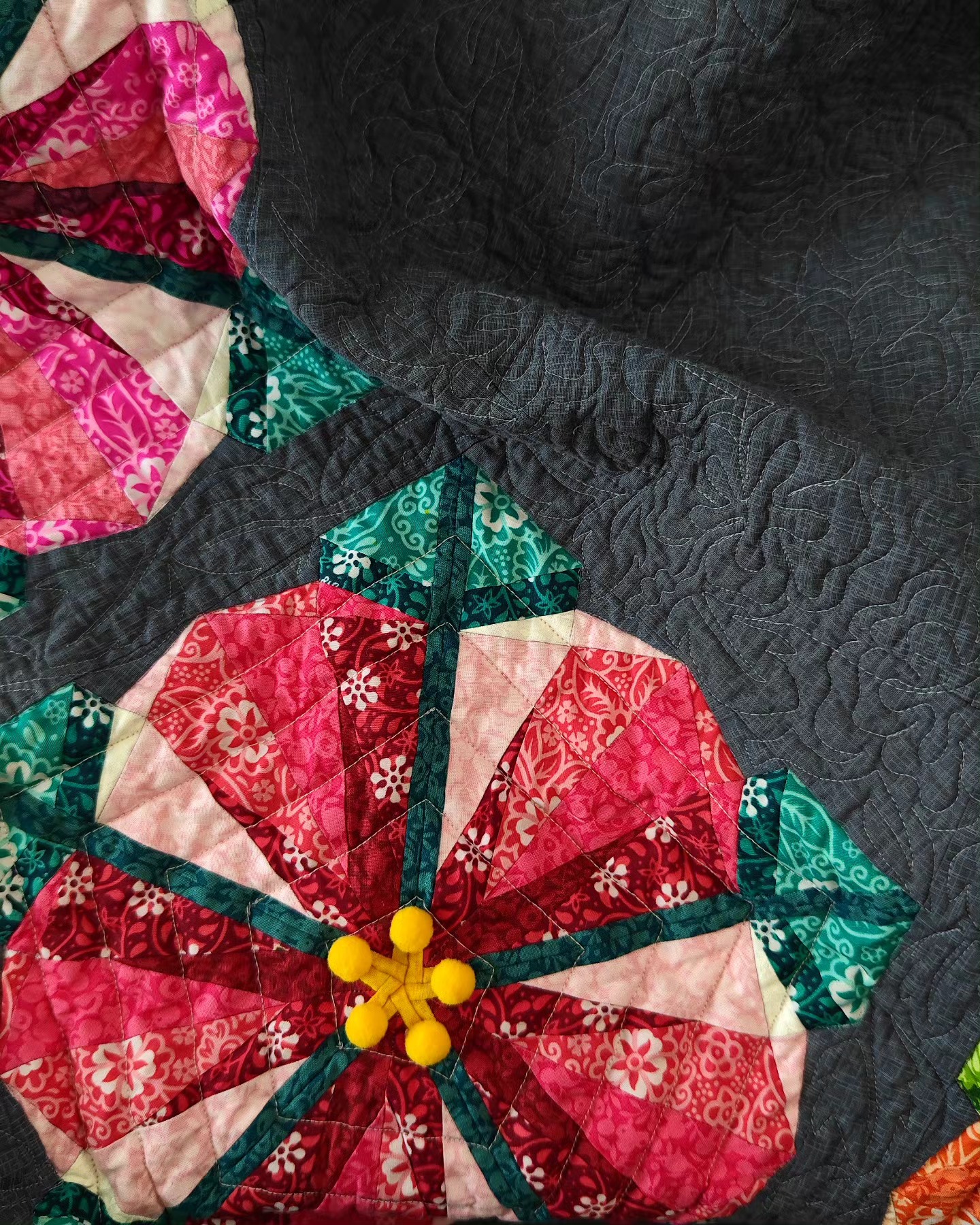 A little close up on my recently finished Hibiscus Quilt. The quilting pattern is supposed to be hibiscus flowers and leaves.
#hibiscus #handmademalaysia