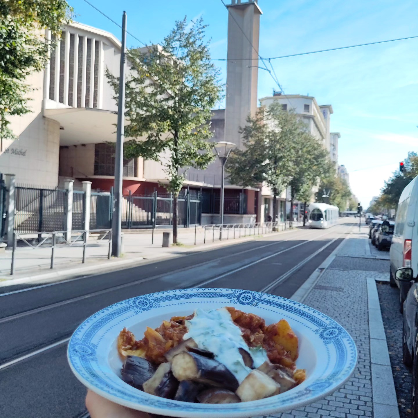 Nous voilà lyonnais pour plusieurs semaines, alors si vous croisez des tentes au détour d'une ruelle, passez faire le bisou.
Hier c'était Aloo Gobi, aubergines, sauce yaourt gingembre coriandre.
Dans mon prochain post je vous dis qui fait son cinéma sur Lyon !
Allez bisous!
#onset #catering #ecotable #foodbio #cantine