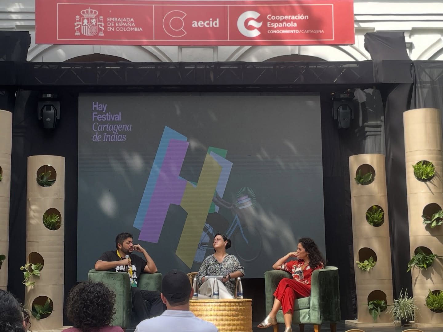 🌊📍ESCRIBIR DESDE EL CARIBE 📍🌊
“Los escritores del Caribe estamos escribiendo con todo en contra”
Yeniter Poleo conversó con el escritor dominicano Frank Báez y la escritora sanandresana Cristina Bendek -en el patio de la Cooperación Española-,sobre la importancia y complejidad de escribir desde el Caribe. Una charla poderosa en donde ambos narradores coincidieron en que pese a todas las limitaciones actuales es muy satisfactorio contar y relatar cómo somos y vivimos en el Caribe.
#HayCartagena26 #CristinaBendek #FrankBáez
#literaturadelcaribe