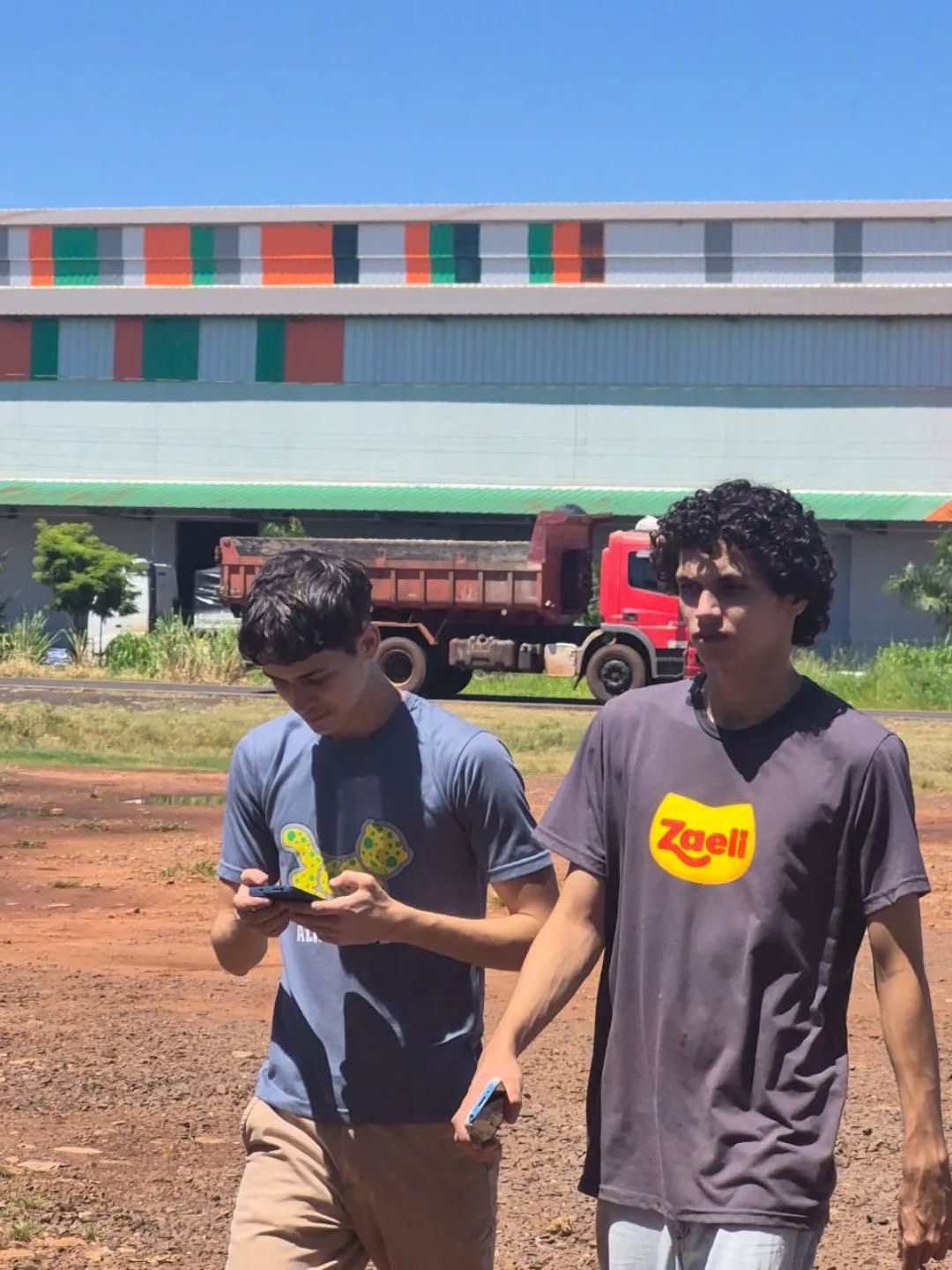 DIRETORIA ATUANTE: Negociações de Reajuste Salarial na Zaeli
📍 Diretoria do SINDMASSA MS @sindmassams em campo: Negociações avançam em Mundo Novo - MS.
Hoje (29/01/2026), a diretoria do SINDMASSA MS esteve presente no município de Mundo Novo, diretamente nas instalações da empresa Zaeli Alimentos.
O objetivo da visita foi dar andamento às tratativas cruciais para o Reajuste Salarial da categoria.
Entendendo que a representatividade se faz com presença, nossos diretores aproveitaram o horário de almoço — momento estratégico de reunião dos colaboradores — para conversar "olho no olho" com o maior número possível de trabalhadores e trabalhadoras.
A diretoria do SINDMASSA MS reafirma que o trabalho não para.
Estamos nas fábricas, nos refeitórios e nas mesas de negociação, garantindo que a voz da categoria seja ouvida e respeitada.
A luta por melhores condições é diária e se faz junto à base!
#SINDMASSAMS #Zaeli #MundoNovo #DiretoriaAtuante #ReajusteSalarial LutaSindical IndustriaDeAlimentos TrabalhadorValorizado