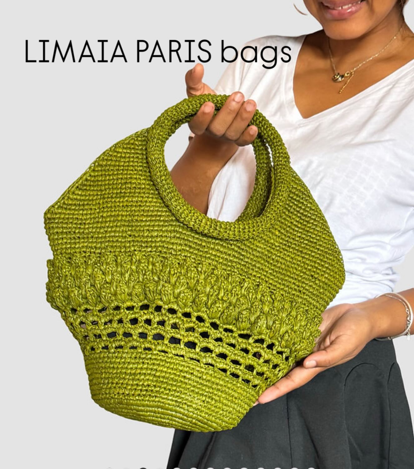 À raffia palm (Raphia spp.) is a type of palm tree that is native to Madagascar and other parts of Africa. It is the source of the raffia fiber, which is commonly used in crafts such as basketry, mat weaving, and hat-making.
Our natural dyeing process takes all its meaning in the reusing method, which materializes using vegetable peels, wood ashes, all collected in the markets.
Wood bark, foliage and inedible fungi are respectfully collected in the forest.
As regards flowers, only those cut for pruning are used. #borsepaglia #summerbags #borserafia #borsefatteamano #sacamain