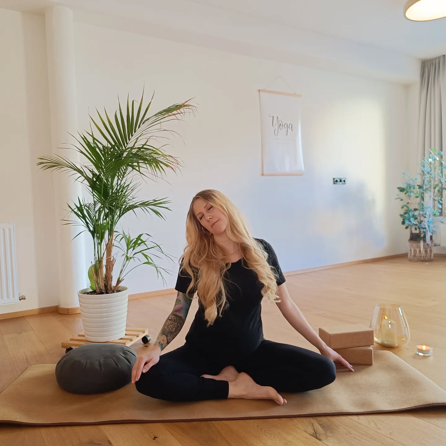 Der Nacken hart wie Beton und die Schultern wohnen schon in den Ohren?
Good News: Yoga ist kein Trend, sondern die offizielle Abhilfe für Schulter- & Nackenschmerzen. Ein paar Dehnungen, ein bisschen Atmung – und dein Körper wird es dir danken.
Roll die Matte aus. Dein Nacken wird’s feiern 😉
.
.
#yogawellbeing #inbalance #VerspannungAdé #YogaMachtLocker #SchulterDramaNeinDanke