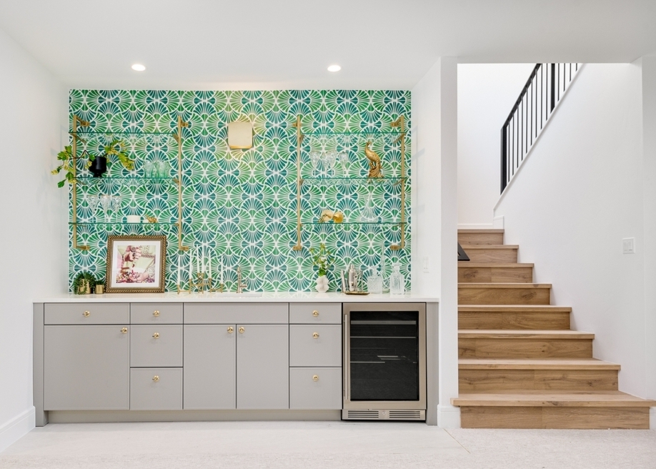 💚🍸 Bold Colors, Final Chapter! 🍸💚
We’re wrapping up our bold color series with this playful wet bar, featuring fun green tile that adds a splash of personality! 🌿✨ The vibrant hue brings energy and excitement to the space, making it the perfect spot for entertaining or winding down after a long day.
At Everyday Lovely, we love how bold color can transform a space and bring out its unique character. Whether it’s a full room or a small corner like this, we believe in the power of color to make a statement. 🎉
Interior Design: @everydaylovelydesign
Project: Clayton
Builder: @smithandmeade
Photographer: @natepolta
Stager: @staged5280
#EverydayLovely #BoldColorSeries #WetBarGoals #GreenTile #EntertainingInStyle #DesignInspo #LivingBeautifully