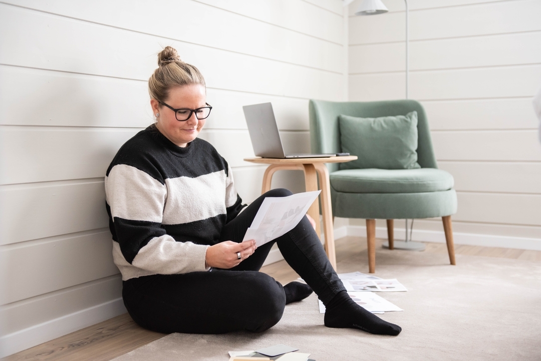 Folk bedömer en bok efter dess omslag 📚
Likaså gäller det när det kommer till ditt visuella varumärke.
När vi är ute och letar efter en butik att shoppa i, en restaurang att äta på eller en skönhetssalong att få njuta hos så gör vi undermedvetet bedömningar på dess utseende.
Vilket i huvudsak handlar om varumärkesbyggande.
Kunder gör exakt samma sak när de stöter på ditt varumärke.
Därför är det viktigt att ditt visuella varumärke är strategiskt uppbyggt som talar till din målgrupp och skiljer sig från dina konkurrenter.
Är ditt omslag (visuella varumärke) i linje med vad du vill förmedla och vem du vill attrahera? 😉
#designer #branddesigner #visuellkommunikation #varumärkesbyggande #varumärke #grafiskdesign #grafiskdesigner #grafiskprofil #visuellidentitet #logga #logodesigner #brandidentity #branding #varumärkesstrateg #varumärkesdesign #coach #coacher #företagsutveckling #egenföretagare #soloföretagare