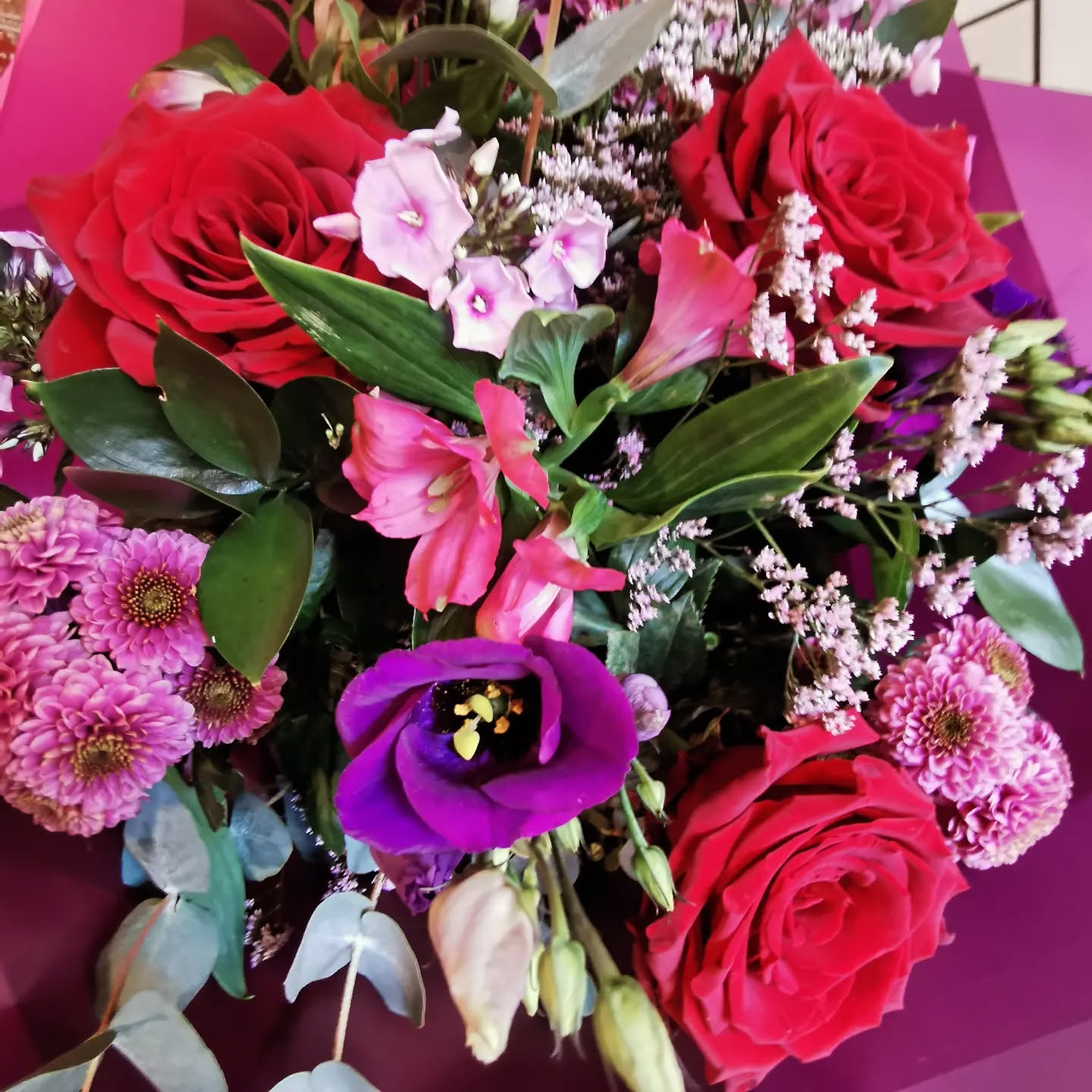 'Be mine' Florists choice, but don't worry I've got great taste ❣️
A variety of flowers mixed around the essential red rose, they're going to love it!
Find it on my website, link in bio!
#bemine #valentinesflowers #valentinesday #newmaldenshopping #newmaldenflowerdelivery #kingstondeliveries #floristschoice #flowersofinstafgram #afloralaffair #redrosebouquet #shoplocal #shopfresh #supportsmall