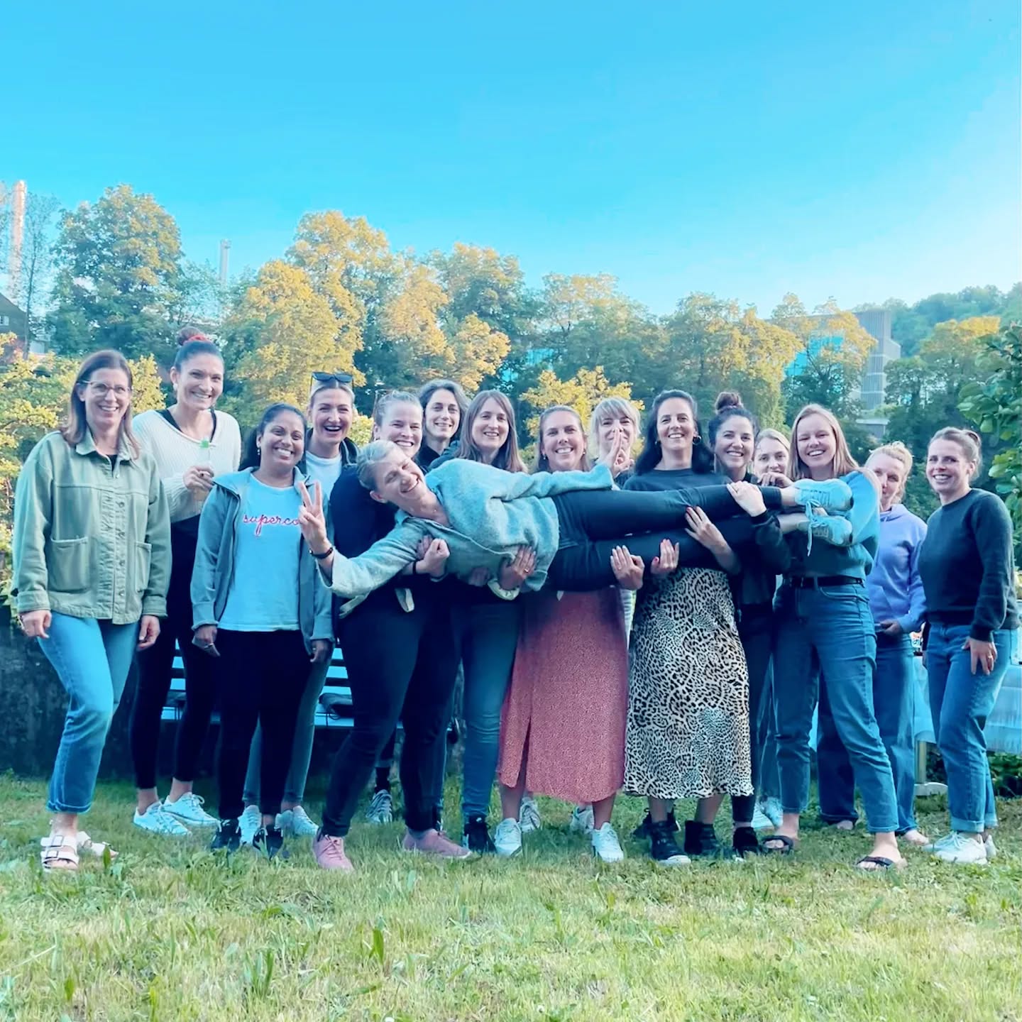 Eusi Fit PUNCH-Queen Dragi👑💕🤸♀️wanderet us nach Brasilie 🥳 danke das gester so viel debii gsi sind bi dem schöne, unvergässliche abig 🥰🌞 Mer werded dich soooo mega fesch vermisse im training und au bi eusne luschtige, gmeinsame obige aber mer sind so stolz uf dich das du de weg gahsch und wünsched dir alles glück vo dere welt ❤️❤️❤️