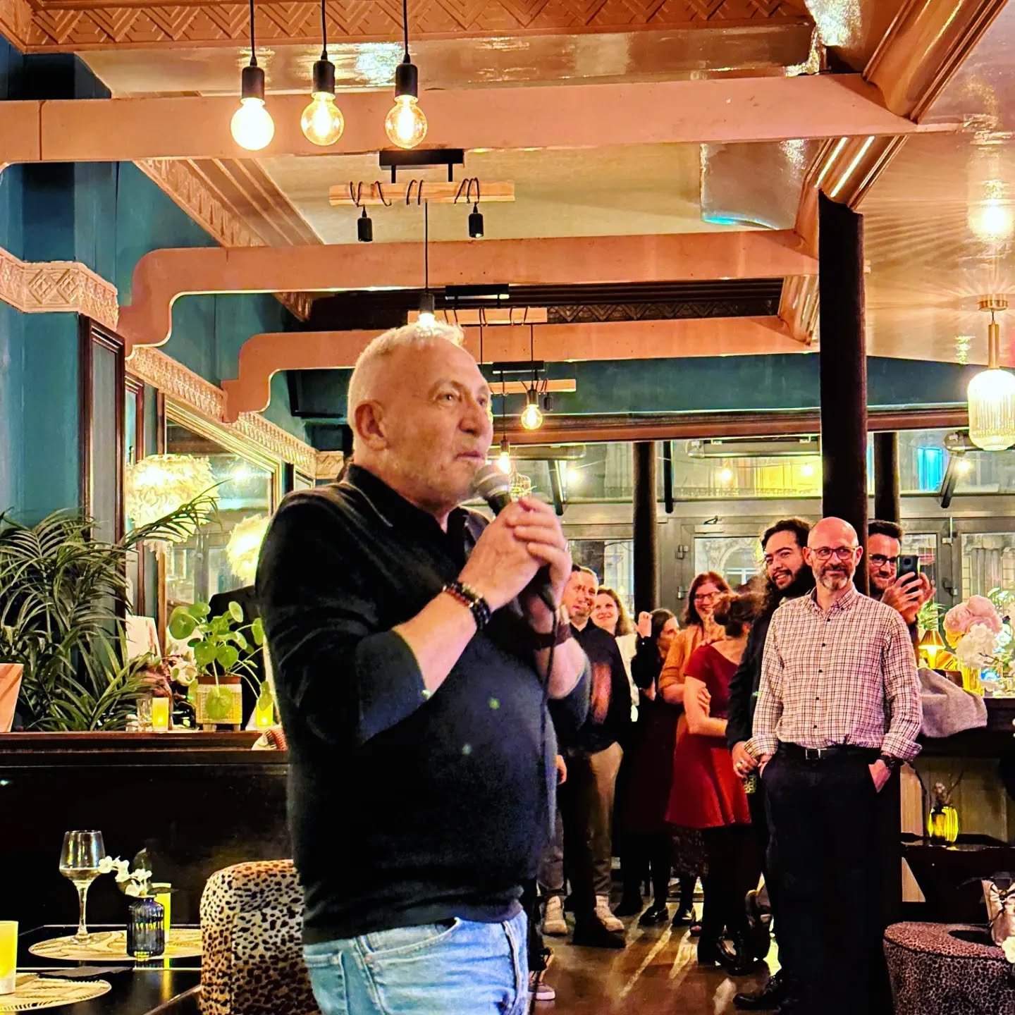 Cette fin d'année marque un tournant pour Espace Ville : notre cher Philippe Albarède s'en va en retraite !
Co-fondateur d'Espace Ville, Philippe a su faire de l'urbanisme un art, tout en assurant la transmission de l'agence entre de bonnes mains.
Il manquera au monde de l'urbanisme, et à toute l'équipe encore plus, mais nous lui souhaitons une excellente retraite.. bien méritée !
Bravo et merci l'artiste !