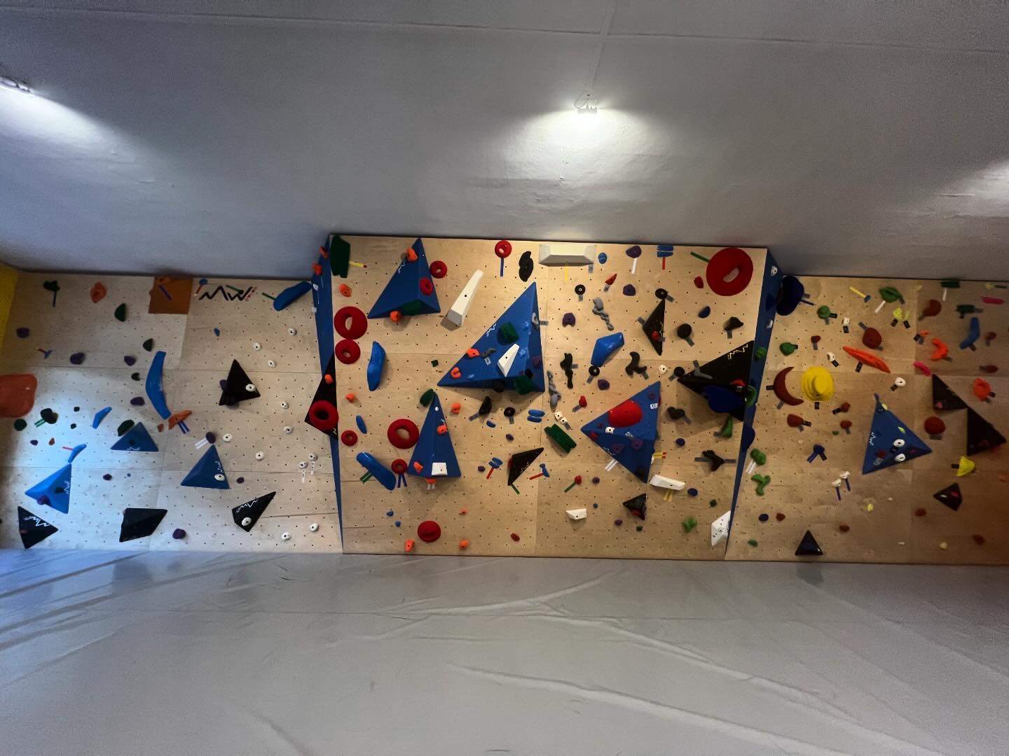 Vi aspettiamo in Sala a provare le nuovissime prese e la nuova tracciatura 🧗🏻
🗓️Aperta dal martedì al venerdì
Dalle ore 17.00 alle 21.30