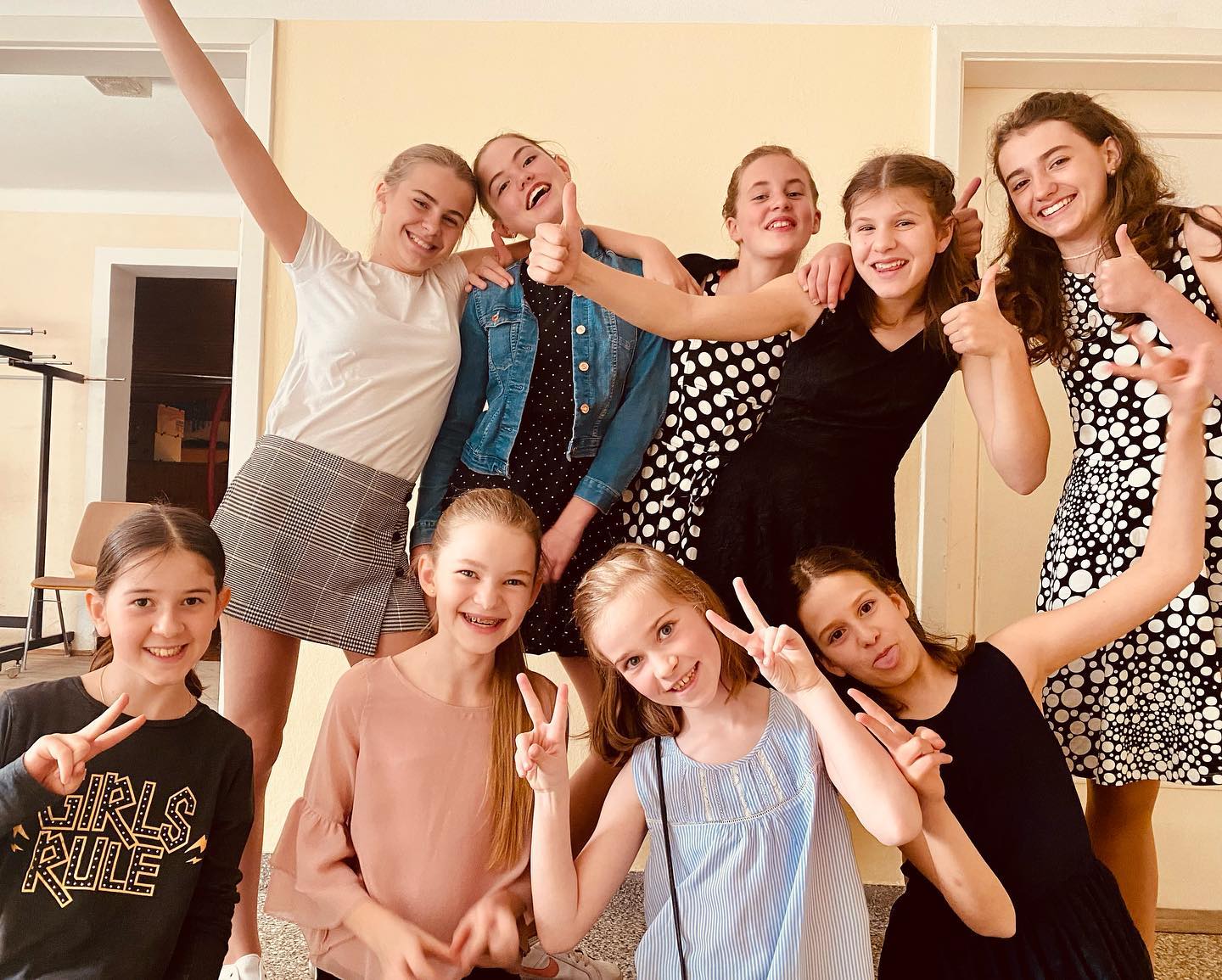 Die Mädels sind schon top motiviert, der Countdown läuft 💪🏻😆
#theater #schauspielerinnen #riesentheater #komödie #fun #acting #theatre