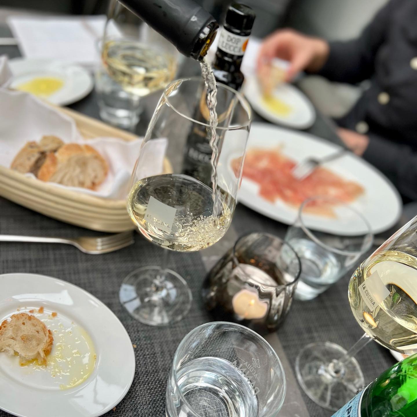 Ciao Ragazzi ☀️ Wie verbringt ihr Euer Wochenende? 😎 Genießt die heißen Temperaturen bei uns auf der Terasse mit kaltem Wein und gutem Essen 🍝🍕 #tuttipazziperlacucina #restaurantsmünchen #geheimtippmünchen #italianfoodmunich #lacucina #münchen #pizzapastaandmore #munich