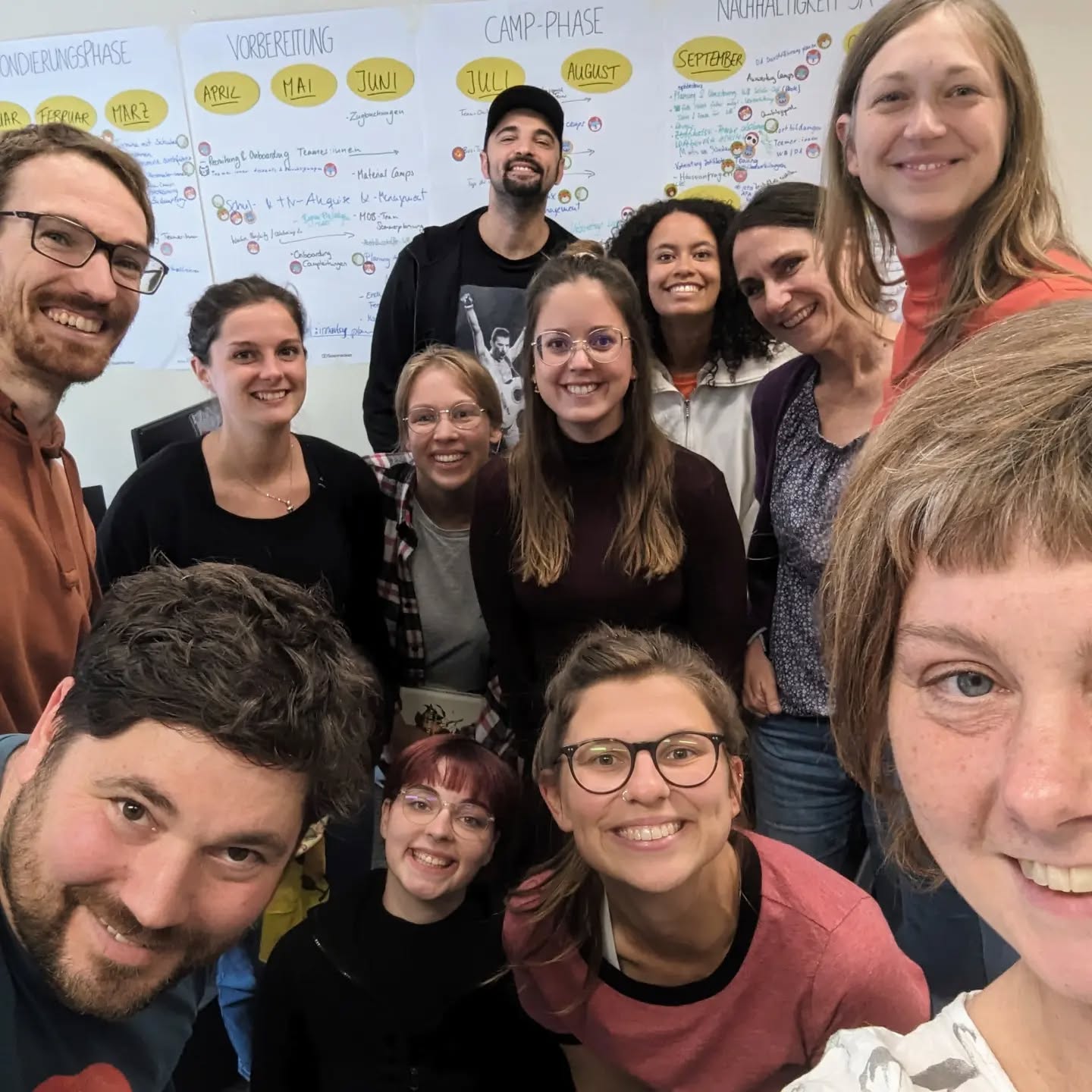 Danke!
Nach vier arbeitsreichen Tagen in Hamburg gehen wir wieder auseinander...auswerten, berichten, lachen, verbessern, diskutieren...und uns endlich als Team wiedersehen nach den Sommercamp-Monaten...
Konklusion? Phase BE begleitet Menschen - besonders gern da, wo es schwierig wird!
Wir danken unseren wunderbaren Teamer:innen in allen Regionen, dass ihr euch einlasst auf diese krasse Arbeitserfahrung!
Wir danken den Institutionen und auch hier den Menschen, mit denen wir arbeiten, für die Möglichkeit, das Vertrauen, das Engagement und die Impulse!
Und natürlich immer im Mittelpunkt der Entwicklung in der Organisation und der Diskussionen zu sozialen Nöten, Fachkräftemangel, Wirkung, KI und Berufsorientierung:
400 junge Menschen, die wir in diesem Jahr bundesweit begleiten dürfen:
Euer Weg, euer Spiel...let it shine!
Danke!
#ausbildung #chancen #analog #digital #individuelleförderung #berufsorientierung #beziehung #matheheisstcheckx #lesekompetenzen #musikbewegt #sozialunternehmen #gemeinsamwirken #zukunft
#schulabschluss #selbstwirksamkeit #resilienzfördern #vertrauen #optimismus #mentalhealth