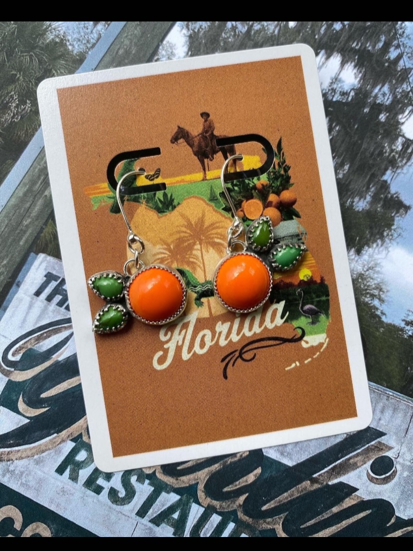 Cross Creek Citrus Orange Earrings 🍊 Inspired by Floridas citrus history, all the wild orange trees I’ve come across in the woods on my hikes, and the groves at Cross Creek. They make for a lovely snack and sure are fun to find! Plus nothing smells as amazing or intoxicating as orange blossoms. These jewelry pieces have already sold but were crafted with sterling silver, orange glass, and Sonoran turquoise. ✨
.
Spanish explorers brought the first citrus to Florida in the 1500’s with Ponce de Leon often credited with planting the first trees near St. Augustine. Native Americans played a crucial role in widespread dispersal of citrus seeds across the Florida Peninsula, regarding this fruit highly & referring to it as “Sundrop” believing it to be a gift from the sun. 🌞 While initially non-native, the industry grew throughout the 1800’s aided by the expansion of the railroad and later the rise of juice processing and the invention of the refrigerator. The industry moved to south Florida following major 19th & 20th century freezes which destroyed entire orange groves. In modern times the industry has faced many challenges with hurricanes, urban development, & citrus greening disease leading to a decline in production. Despite this, Florida still remains a major global supplier of citrus.
🍊🍋🍋🟩
.