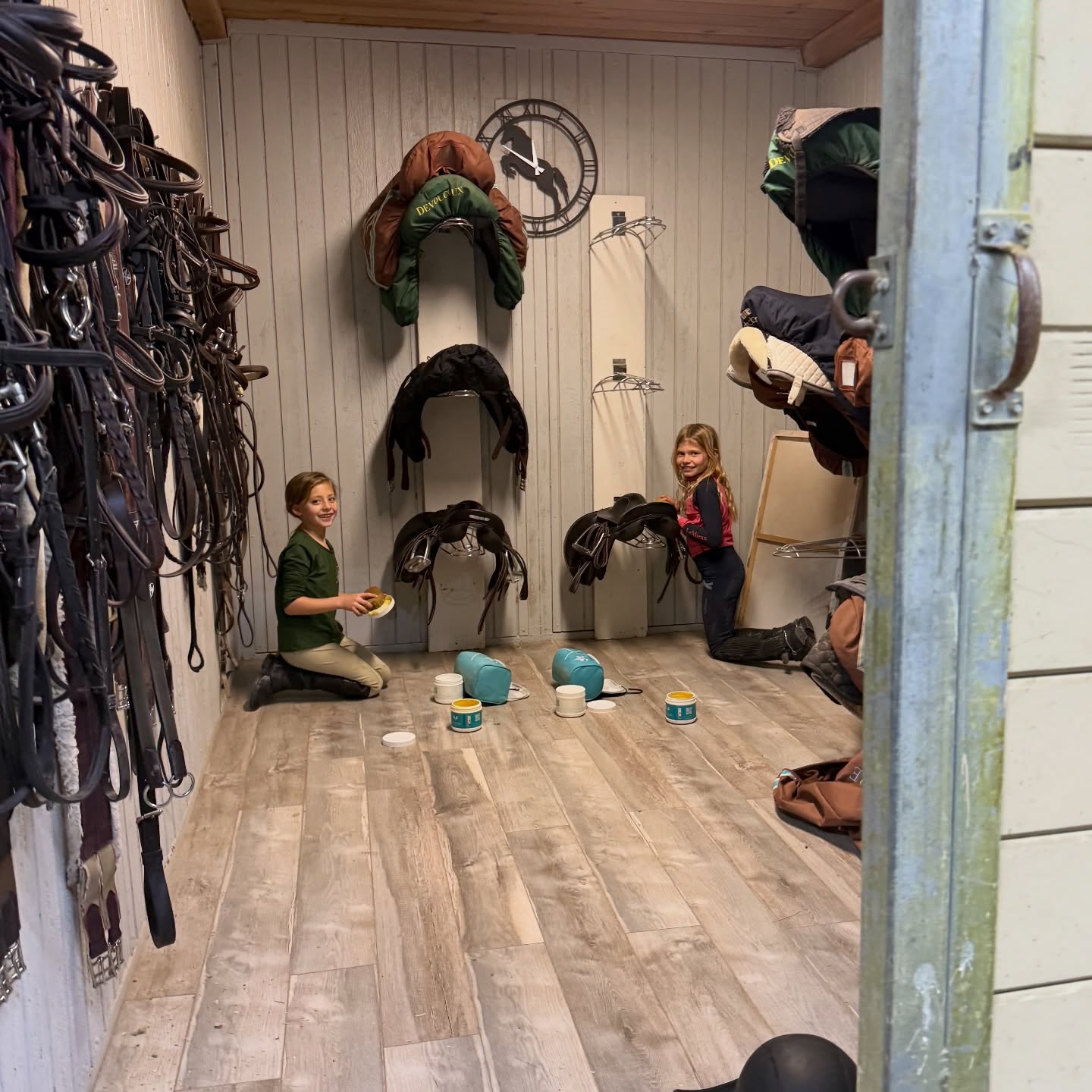 Love to see our pony riders, taking such great care of their beautiful Voltaire saddles! These girls are the best and paying attention to the details… Love it!