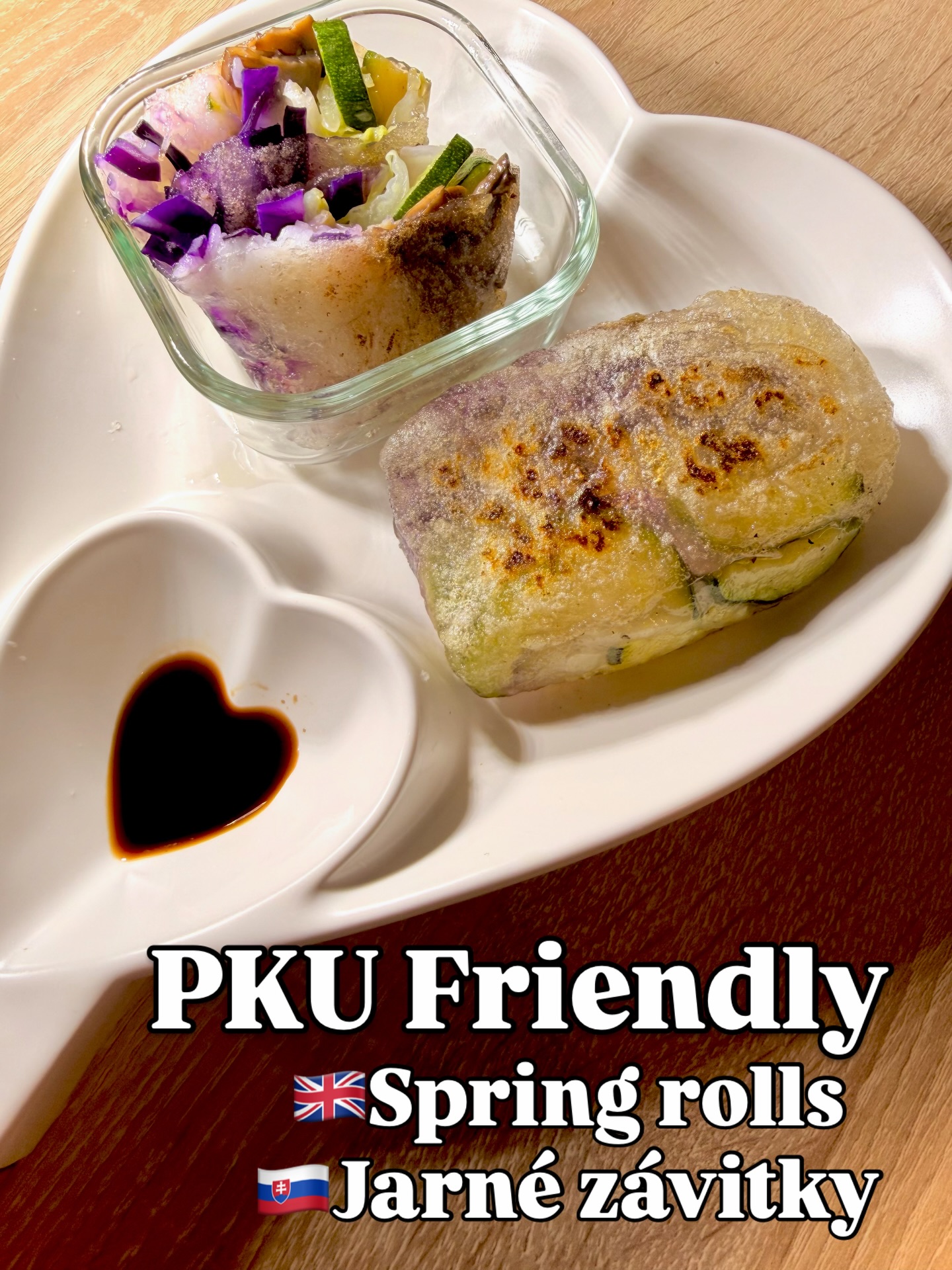🇸🇰🥬 PKU friendly jarné závitky
Plnené sú marinádovanými šampiňónmi s ústricovou omáčkou, ryžou, cukinou, červenou kapustou a pekinskou kapustou.
Opekali sme ich na wok oleji.
Plnku obaľujem do dvoch ryžových papierov - lepšie to drží pokope a po opečení sú závitky chrumkavejšie.
Čo je na tomto jedle super je, že ryžový papier obsahuje 0mg Phe, a taktiež , že si ho vieš spraviť presne podľa seba – dáš tam svoju obľúbenú zeleninu, šampiňóny, alebo pokojne marinovaný jackfruit. Kreativite sa fakt medze nekladú.
Podávali sme s bezlepkovou sójovou omáčkou.
⸻
🇬🇧🥬 PKU friendly spring rolls
filled with marinated mushrooms in oyster sauce, rice, zucchini, red cabbage and Chinese Napa cabbage.
We pan-fried them in wok oil.
I wrap the filling in two sheets of rice paper – it holds together better and makes the spring rolls crispier once fried.
I started using wok oil when I began cooking more Asian dishes, and I have to say it makes a big difference compared to regular oil – especially in terms of flavour and frying.
What’s great about this dish is that it’s quick and easy, rice paper contains 0mg Phe, and you can always adapt it to your own taste – favourite vegetables, mushrooms, or even marinated jackfruit. Creativity really has no limits here.
Served with gluten-free soy sauce.
#springrolls #pku #vegan #china #chinese