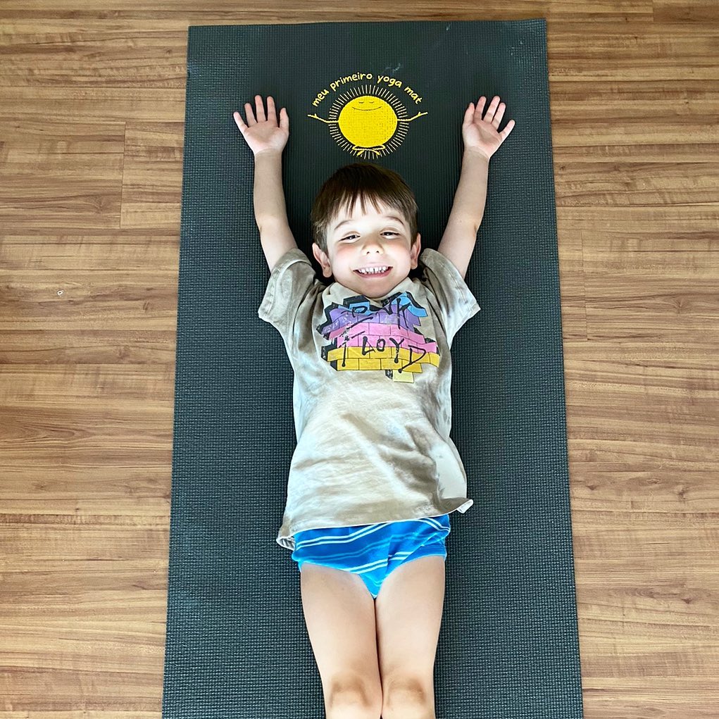 Yoga nas férias ☀️
Joca e seu “Primeiro Yoga Mat” 💛
Descubra por que Yoga é a melhor atividade para os pequenos nas #feriasescolares e sempre
Qualquer esporte ou exercício iniciado na infância ajuda as crianças a permanecerem fisicamente ativas e saudáveis. Mas a prática de Yoga ensina as crianças a estarem presentes e concentrarem-se e se em suas respirações 🌬️
Eles aprendem como a respiração pode ajudá-los durante todo o dia, em qualquer situação, aprendem a se concentrar na pose aprendendo o alinhamento correto do corpo e a se concentrarem em seus corpos e como eles funcionam - guiando cada membro ou parte do corpo através da pose
Yoga torna os pequenos mais propensos a serem positivos e otimistas sobre a vida e menos propensos à ansiedade
Talvez o mais importante: yoga ensina às crianças a relaxarem. As mentes dos pequenos está mudando de uma atividade para outra durante todo o dia, muitas vezes até que eles, exaustos, durmam. Yoga proporciona espaço para que a mente desacelere e relaxe ✨
#atividadesparacrianças #feriascomcriancas
