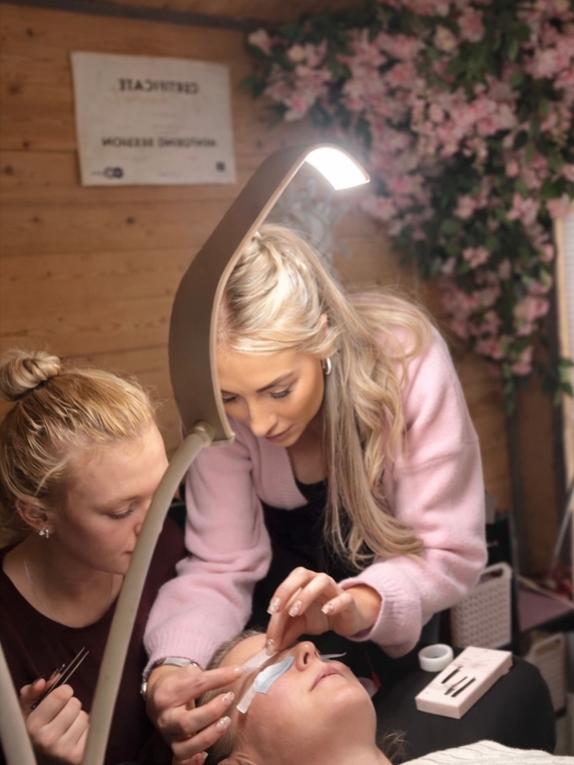 Classic Lash Beginner Training 🤍
Today was all about the foundations — isolation, placement, direction + retention (the bits that make your sets look clean and last).
I don’t do rushed, tick-box training. You only pass once you fully understand lashes and can apply the technique safely and consistently.
To be certified you’ll also complete 3 case studies for assessment.
If you’re a complete beginner and want real support from start to finish, DM me “CLASSIC” and I’ll send course details + next dates 💌