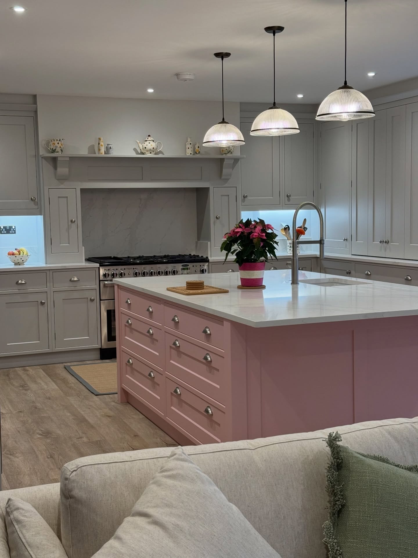 Trending: Pink 💘
With Valentine’s two weeks away blush, rose and cherry are among the trending colours for interior desgin.
Swipe for some pink inspo to see how you could implement this trend at home.
#pinkkitchen #kitcheninspo