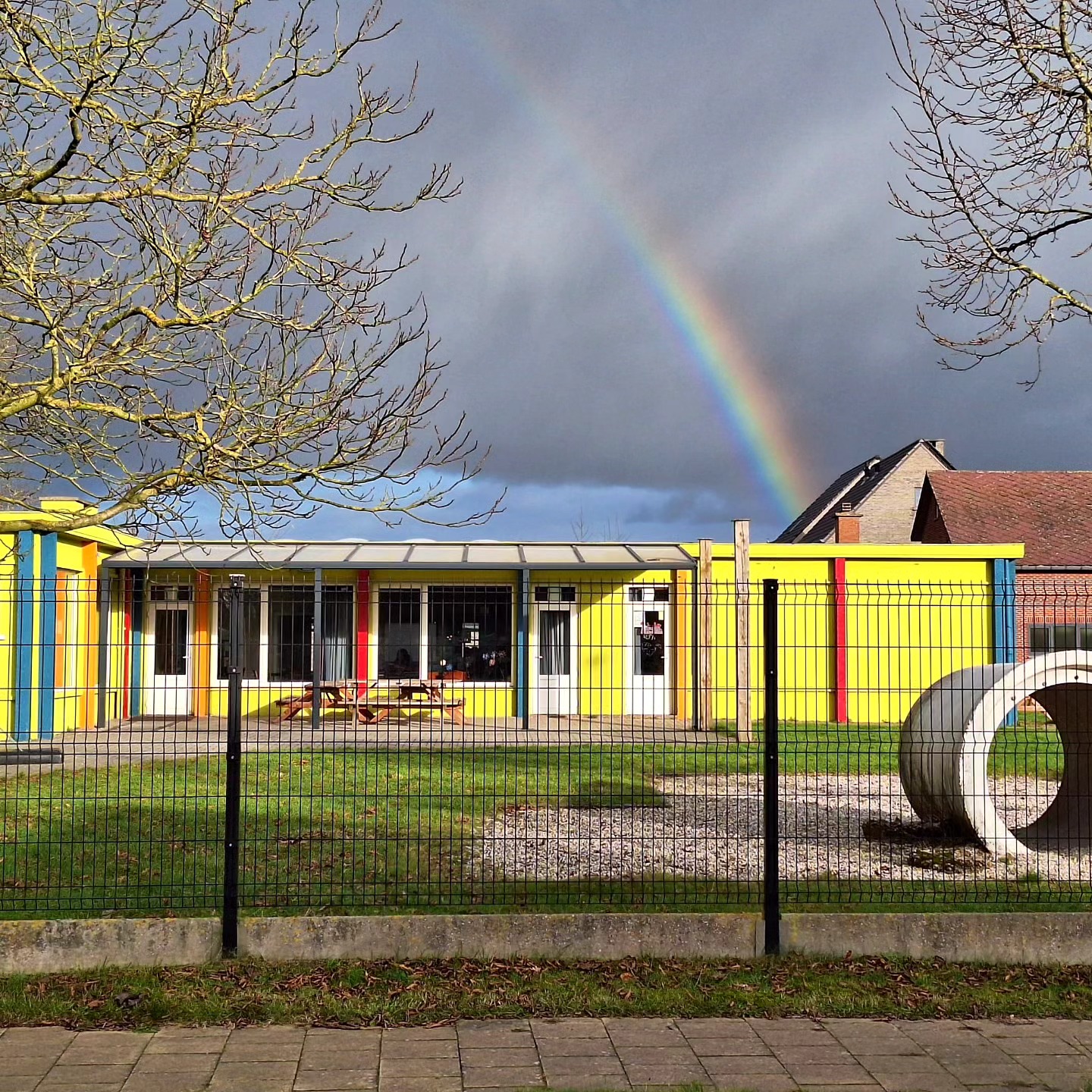 π Vandaag zag klas ALFA een regenboog boven onze school ππ§‘π©΅β€οΈ