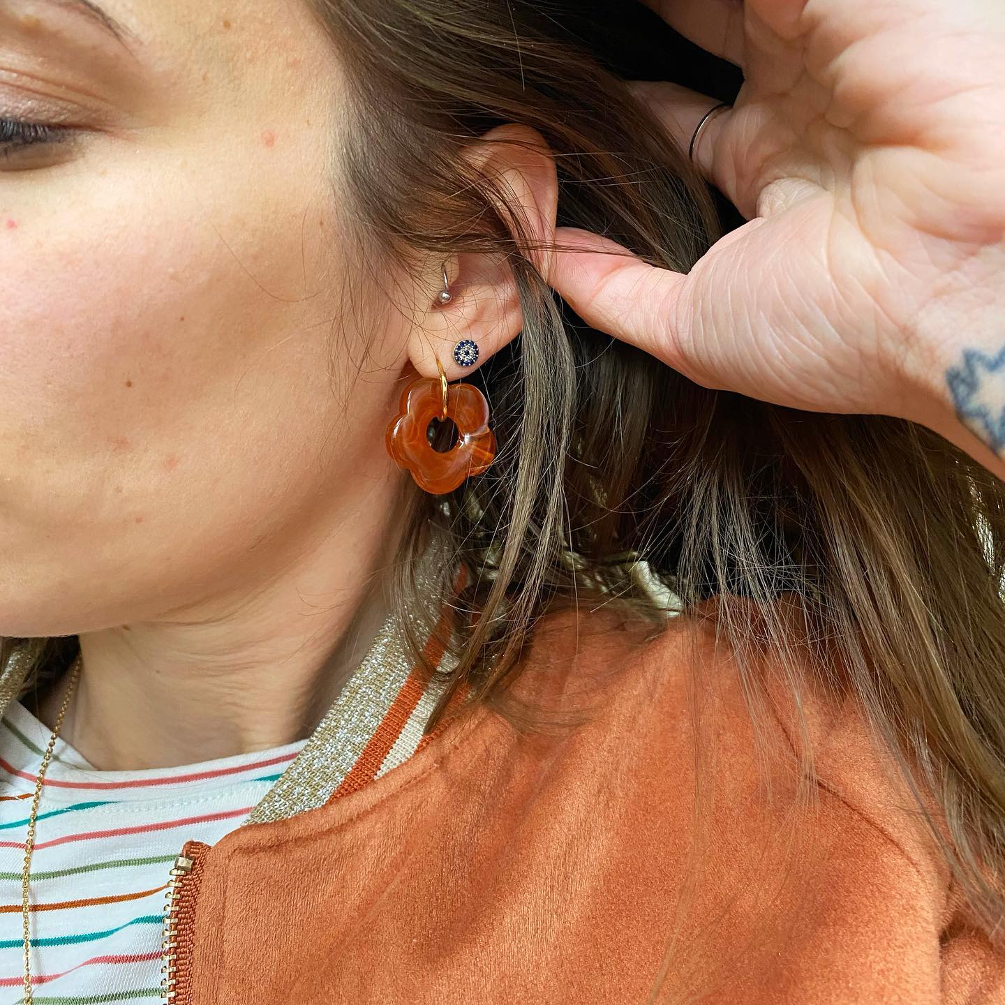 Une humeur fleuris les derniers jours !
J’adore les petite dernières boucles d’oreilles fleurs!
•
Ps: disponible demain à partir de 12h
•
•
•
#presentation #frenchgirl #paris #anvers #bijoux #cool #lovemycity #joaillerie #joaillier #eshop #youpi #travel #voyageusedumonde #bijouxperles #creatricebijoux #supportsmallbusiness #creole #bijouxdujour #parisiennegirl #bienvenue #jaimemonmetier #ootd #happy #alhenabijoux